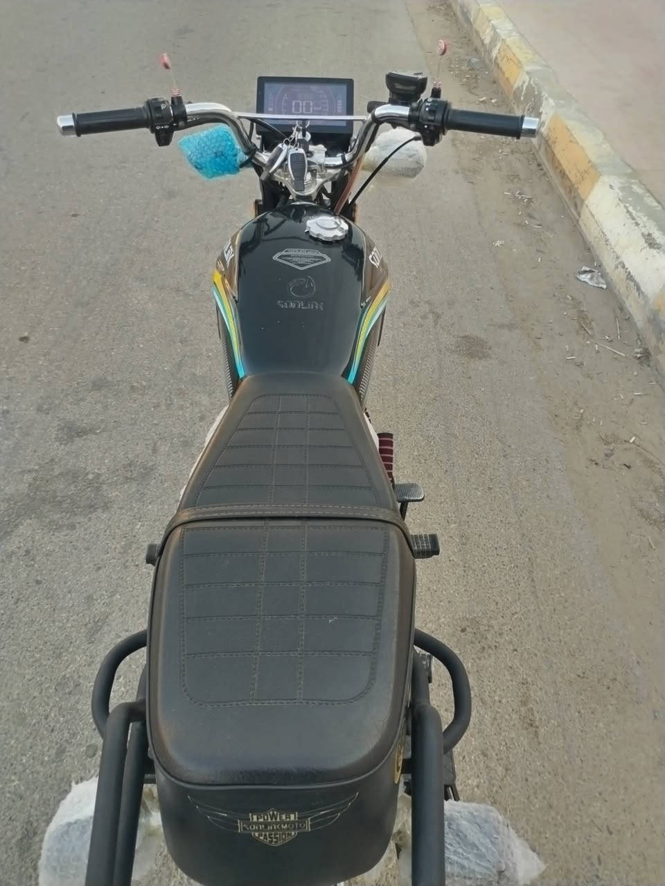 السلام عليكم دراجه موديل 26 للبيع وترهم مراوس حسب القناعه  محرك زنجيل 200 دراجه نظافه   موضح بالصوره بعدها على وضع الشركه سويتشات بصمات اوراق كلها كامله وشغاله*********** هذا رقم التليفون والخاص مفتوح
