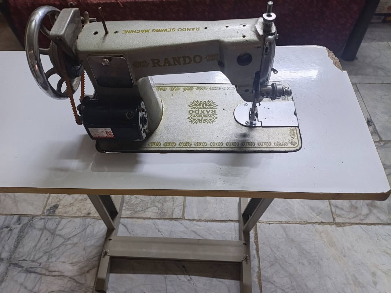 مكينه خياطه كلاسيكيه ماركة Rando
مناسبه للخياطه الثقيله كل جينز والستائر وبعض الاقمشه القويه 
مع مصباح تركيب مغناطيس 
مع الميز الخاص به 
يعر 75 
توصيل 5 
عنوان كربلاء
***********
