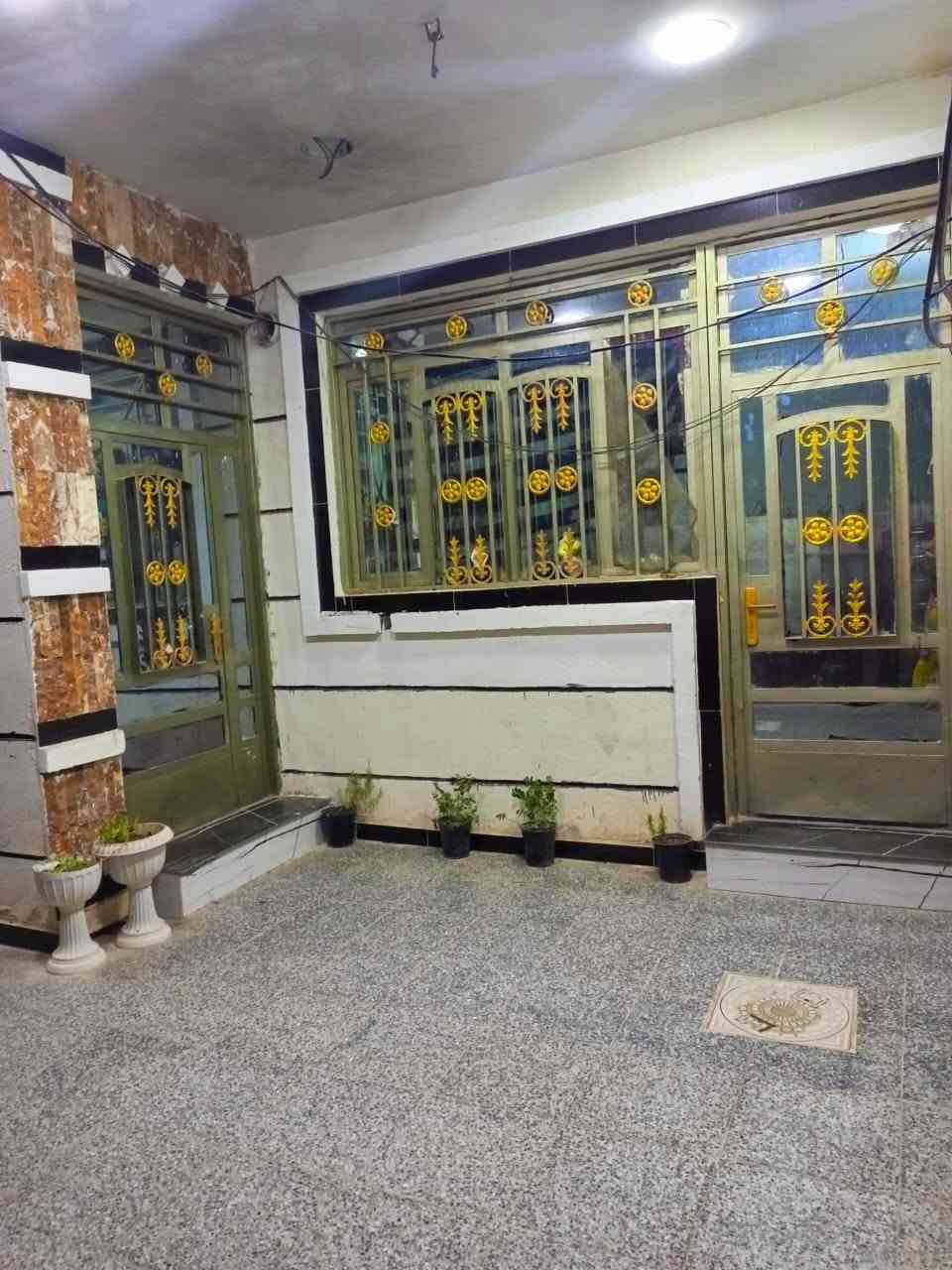 السلام عليكم ورحمة الله وبركاتة بيت طابقين ملك صرف  طابق الاول كامل من كلشي والطابق الثاني هيكل تاجي قرب جسر مثنى مقابيل جامع الامام الحنفي البيت يحتوي علا غرفتين نوم وحولي ومطبخ وصاله وحمام داخليه وتواليت داخليه وتواليت خارجيه  ***********والسعر 180وبي مجال
