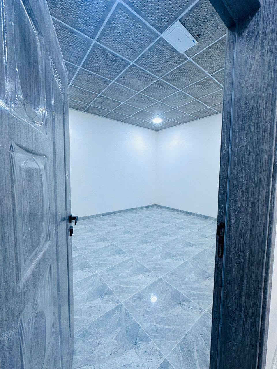 بيت 100 متر واجهة 6.25 عمق 16 بيه وصل بلدية طابق واحد غرفة نوم استقبال مطبخ حار بارد صالة صحيات منور بيتونه خدمات كامله ماء&كهرباء&تبليط قرب مولدة الاحبة مقابل جامع الباقيات الصالحات سند جمعية الكندي للإسكان مقاطعه 180  .. 
مكتب العبيدي للتجاره العقار ***********
