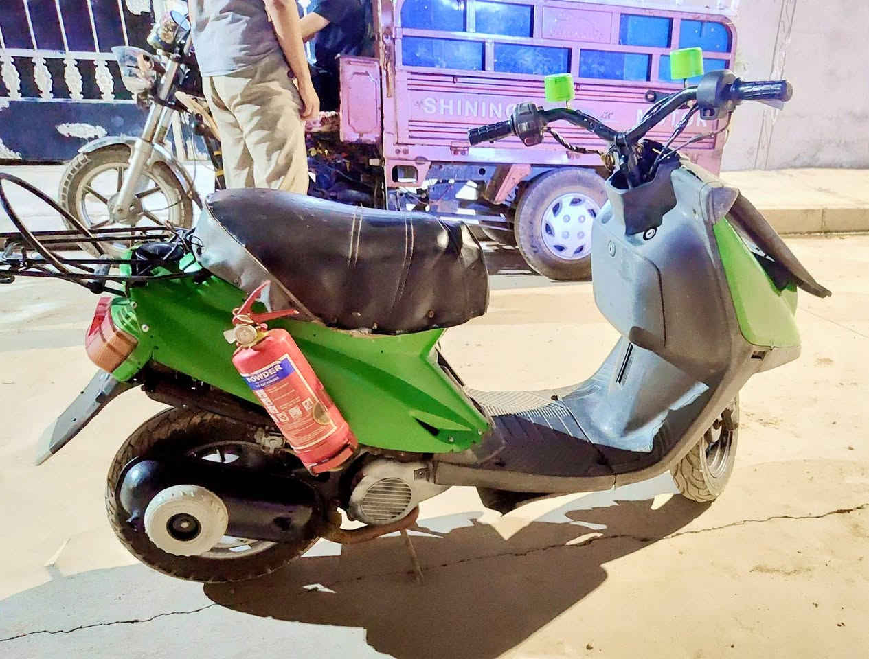 🟢ماطور بزون شرط هندر واحد🛵⚡
 🟢نضافة فول
🟢 شلعة ومعدل 
🟢دشبول ولايتات موجودات
 🟢تايرات نضاف 🛞
الشاصي ملحوم فقط السعر 85 بي مجال للشراي مكاني حي الانتصار شارع 30 
للتواصل خاص او اتصل ***********
