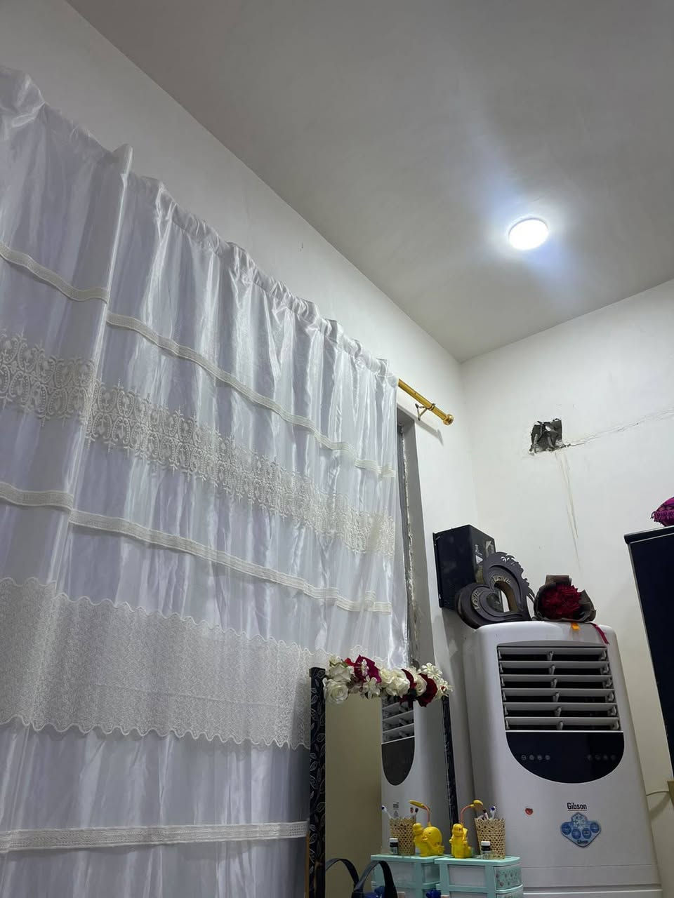 سلام عليكم بيت البيع زراعة سند 25بتقيه الثالثة قرب مجمع الروان يحتوي على غرف نوم عدد 2وستقبال وصاله ومجمع صحيات ادخل وخارج وحديقة وكراج مساحت البيت 285 متر  عنوان المكتب قرب مجمع الروان رقم الهاتف*********** او خاص
