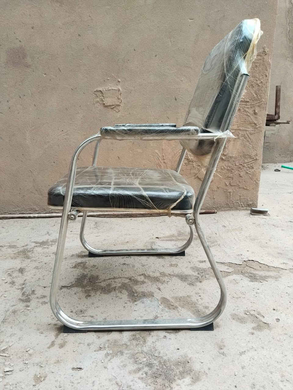 مستعمل نظيف يصلح اثاث شركه السعر 350,000 وقابل للنقصان للتواصل معنا واتساب ***********
