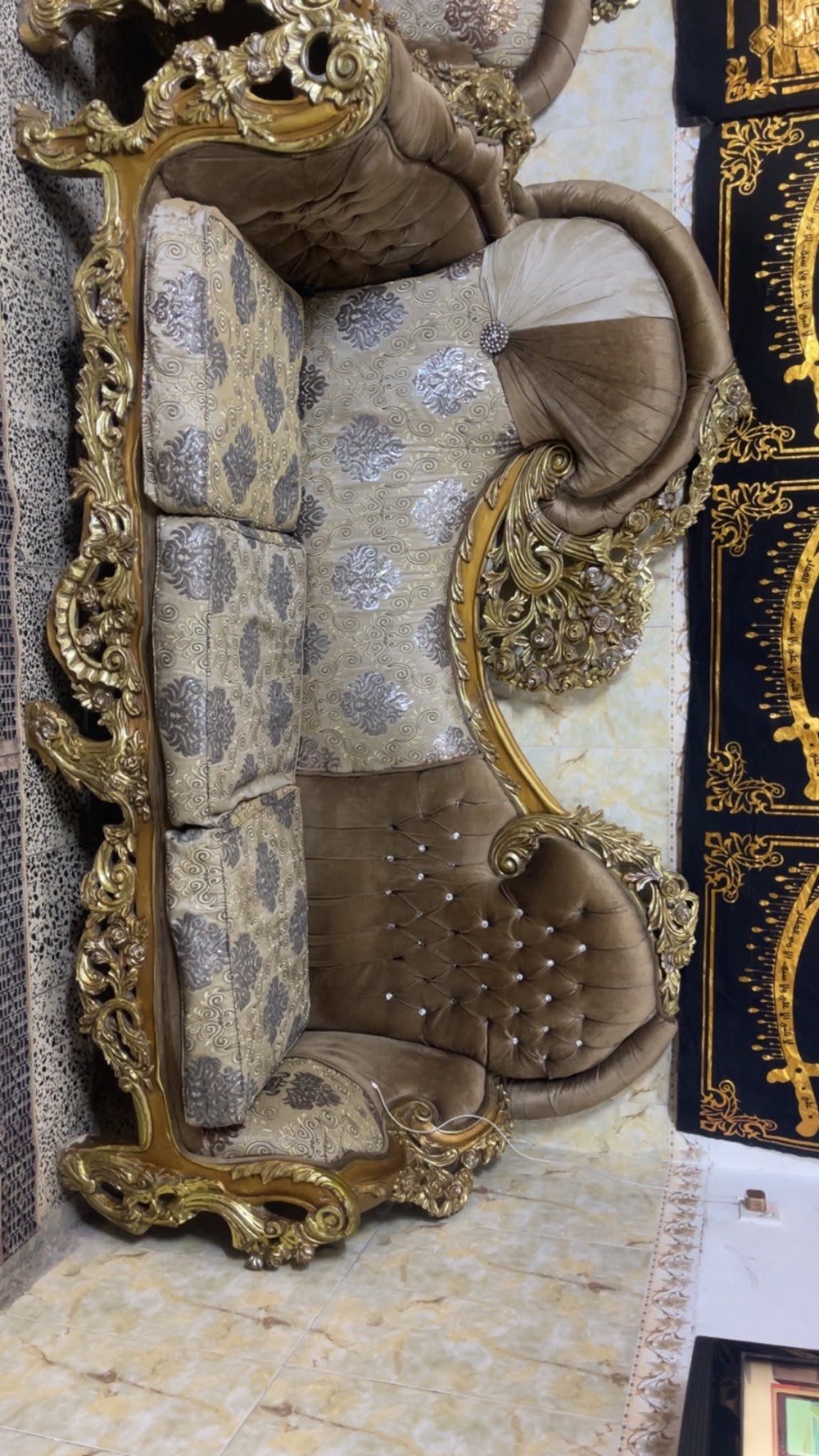السلام عليكم تخم زان مصري ورق ذهب ثقيل كلش ما ينشال بي عشر مقاعد بي ضرر برحده من كبار ويا مفرش هديه وطبله وسيطه اريده ب٢٥٠قفل مكاني شعله