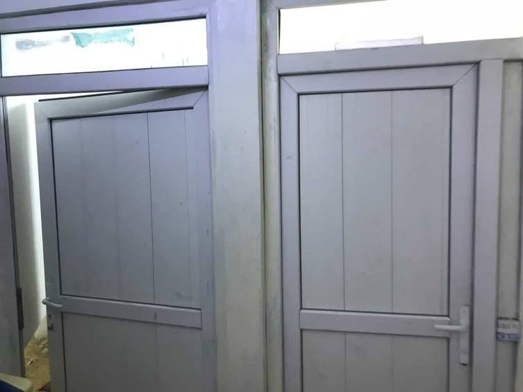 سلام عليكم الدار لبيع مساح 100 متر طابقين طابق الاول غرفه نوم وهول ومطبخ وصحيات  طابق الثاني غرفتين نوم وهول وصحيات  السعر 100 وبيها مجال  العنوان حي الوحده قرب مدرسه الوحده  توصل على واتساب ***********
