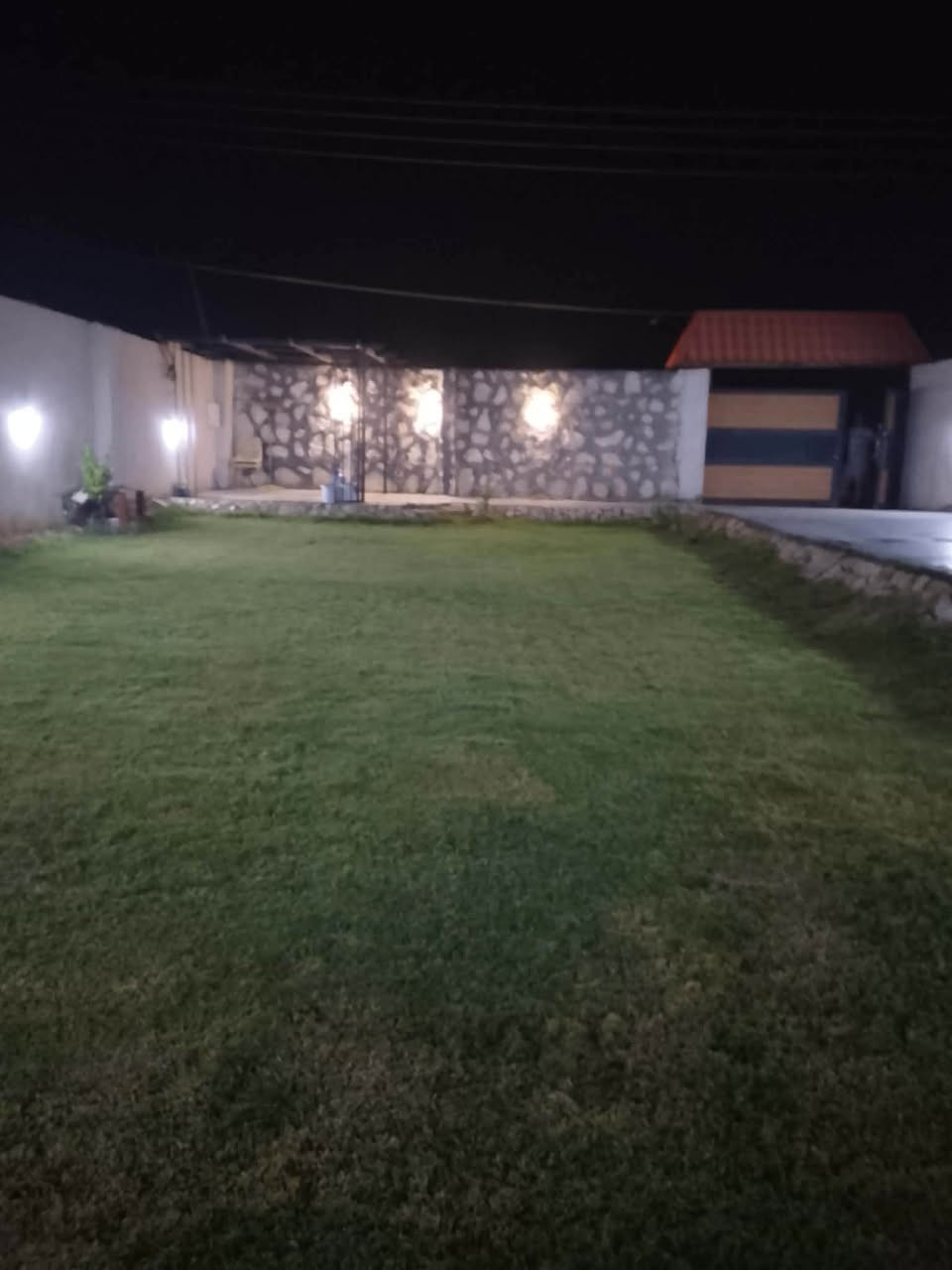 السلام عليكم مزرعه للبيع المساحه ٦٠٠ متر تحويل مباشر بسم المشتري طابو سند ٢٥ العنوان جسر ديالى منطقه التويثه تحتوي عله غرفتين نوم وحده سويت ومطبخ صاله استقبال معزول حمامات عدد ٢ ومسبح حديقه كامله من كلشي للاستفسار ***********
