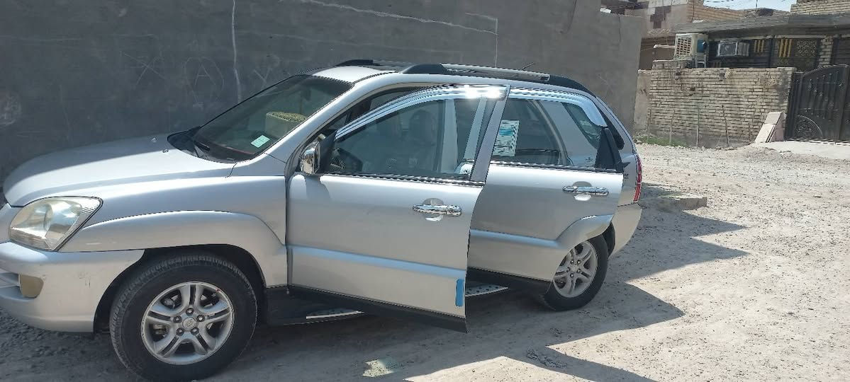 السلام عليكم سبورتج2008 خليجي كلشي شغال بيها استعمال بيت فقط كل شهر اطلع بيه مره لان شغلي بصف بيتي حلوه مثل ما موضح بالصوره للبيع مابيها ضربه تبريد شغال 
محرك ٦سلندر ٢٧٠٠ سنويتها لل٢٠٢٧ بأسمي ثاني يوم احول مطان السياره بغداد سبع البور 
***********واتساب تجي تفحص تعجبك اخذها اني مااعرف بالسيارات  @إشارة 
***********

