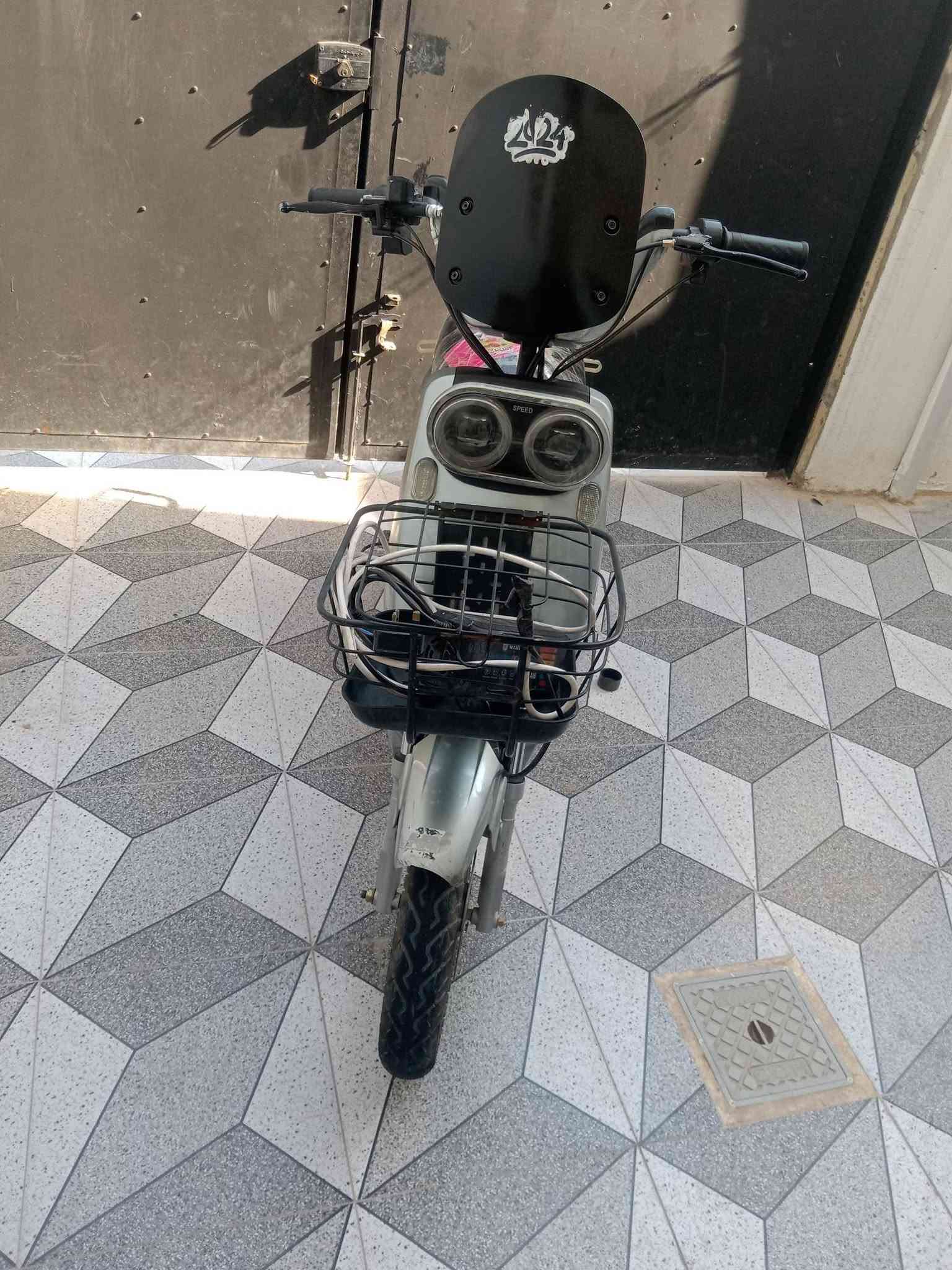 سلام وعليكم✅
ماطور شحن✅
شرط طخم بطاريات✅ يقرون ١١ ونص  جدد عدد ٥✅
شرط عقل ✅
شرط ملف ✅
كهربائيات ✅
عدد السرعه ٣✅
نظافة نفس البل صورة ✅
سعر 250 بي مجال شي قليل *********** يوجد وتساب ✅ مكاني موصل الأيسر
