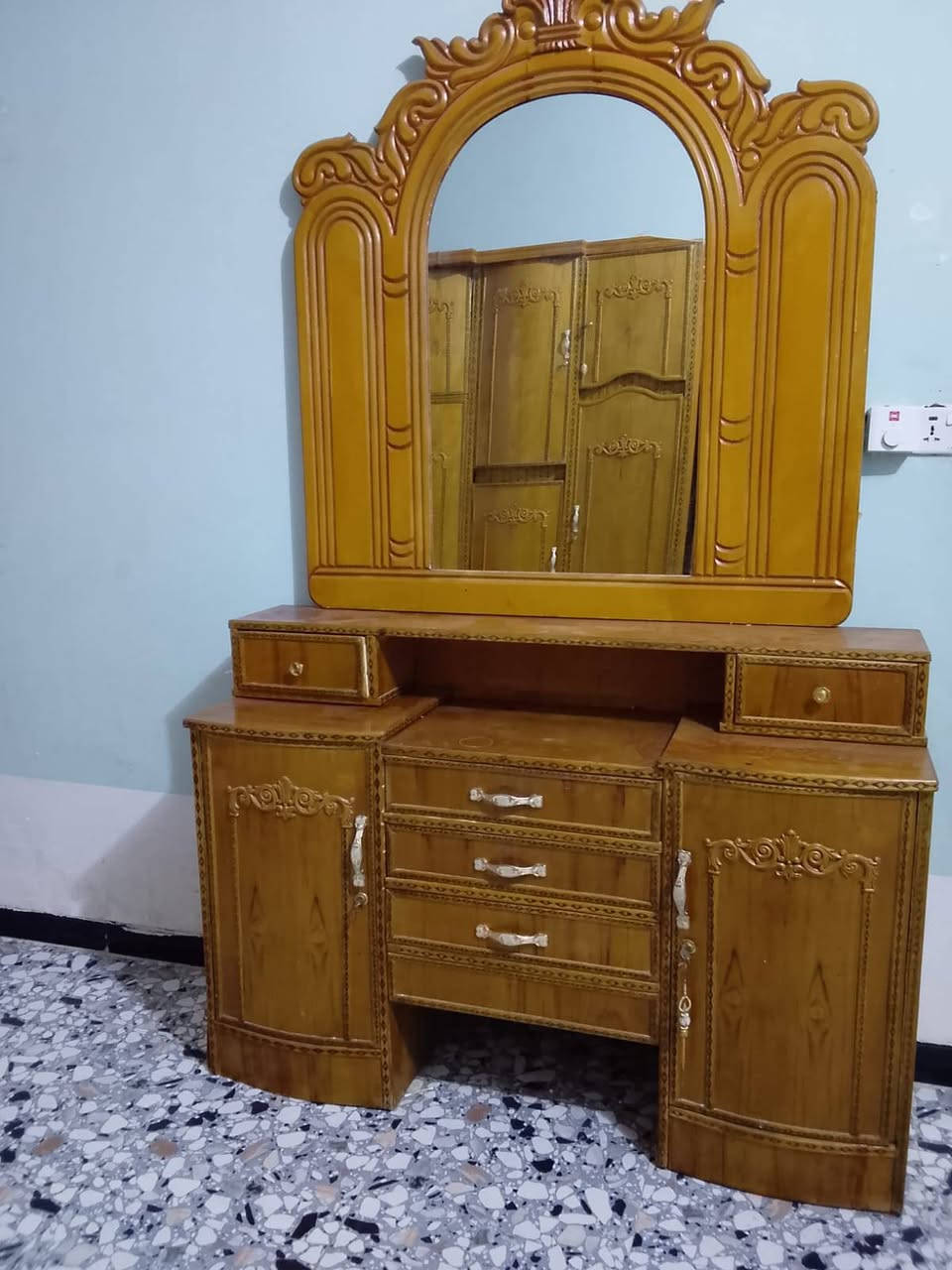 غرفة اخشاب نظيفة للبيع اتصل ***********
واتساب***********
