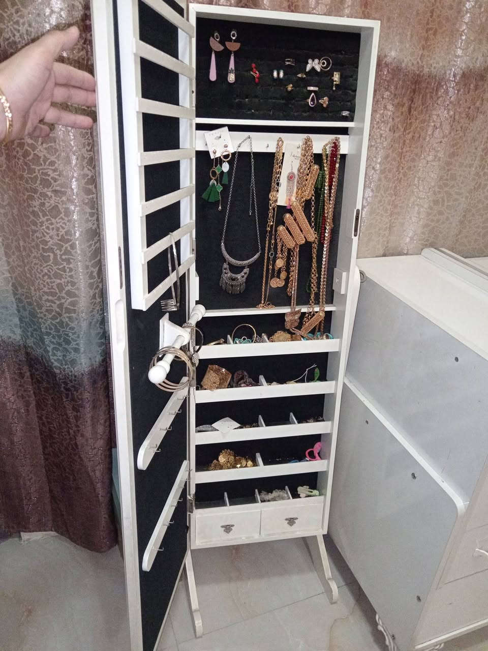 سرير طفل ٥٠ نظيف مبي كسر ومرايه اكسسوارات ب ٢٠ حي القاهره *********** ودوشك
