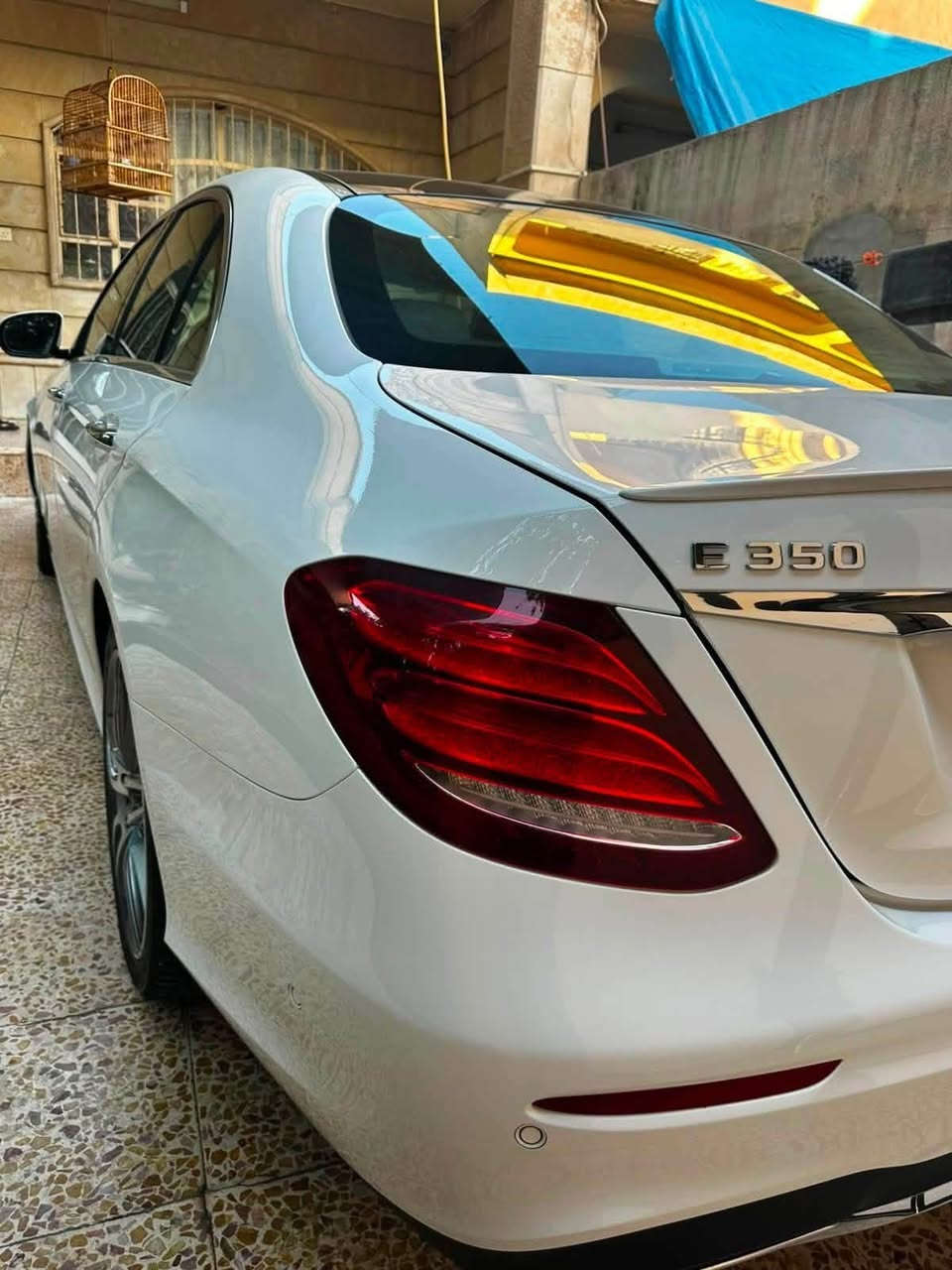 **مرسيدس بنز E-Class AMG**
*Night Edition — AMG Kit*

━━━━━━━━━━━━━━━━━━━━

| الفئة | E 350 AMG |

| الموديل | 2020 |

| الممشى | 41 ألف ميل فقط |

| نظام الدفع | خلفي (غير فورمات) |

| المصدر | وارد أمريكي |

| حالة السند | كلين تايتل |

| النظافة | 100%

| اللون | أبيض

━━━━━━━━━━━━━━━━━━━━

المواصفات

- بانوراما زجاجية على طول السقف

- دشبول شاشة قطعة واحدة غير منفصلة

- شاشة أمامية رقمية بثلاث ثيمات قابلة للتغيير

-دشبول  مطعّم بصاج ملكي

- رادار أمامي بتوقف ذاتي مع تحذير مثلث أحمر

- رادار خلفي مزود بنظام Auto Stop

- نظام Auto Park للبحث التلقائي عن موقف

- إطفاء المحرك الذاتي (ECO) عند الازدحام

- نظام Auto Hold لتوقف السايد بريك الذاتي

- حساسات 360 درجة أمامية وخلفية وجانبية

- كاميرا خلفية 360 درجة بثلاث زوايا عرض

- ستة أنظمة قيادة مختلفة

- مساحات أوتوماتيكية تعمل حسب كثافة الأمطار

- إضاءة داخلية بأربعة وستين لوناً قابلة للتغيير

- أحزمة أمان كهربائية تُضبط تلقائياً حسب القياس

- نظام صوت Burmester Pro

- إضاءة أمامية متحركة تتبع حركة السيارة

- نظام ترحيب عند فتح الأبواب مع إسقاط شعار مرسيدس على الأرض

- كير رياضي على الستيرن

- إضاءة LED كرستال

━━━━━━━━━━━━━━━━━━━━

المحرك والكهربائيات بوضعها الأصلي من الشركة، دون أي مسج أو مشاكل، والسيارة جاهزة للفحص الشامل.

**للاستفسار:***********
