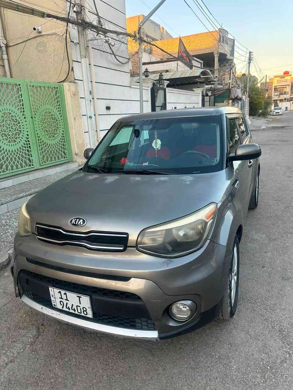 السلام عليكم
كيا صول وارد امريكي موديل 2018
سياره لون فيلي 
محرك 2000 مواصفات عتياديه
صور السونر موجوده
وبيهه جارد بسيط بل بنيد والقماره 
سياره بدون دواخل سياره جديده خير من الله
رقم بغداد بسمي تحويل ثاني يوم
السعر 95 مكان السياره بغداد 
***********
