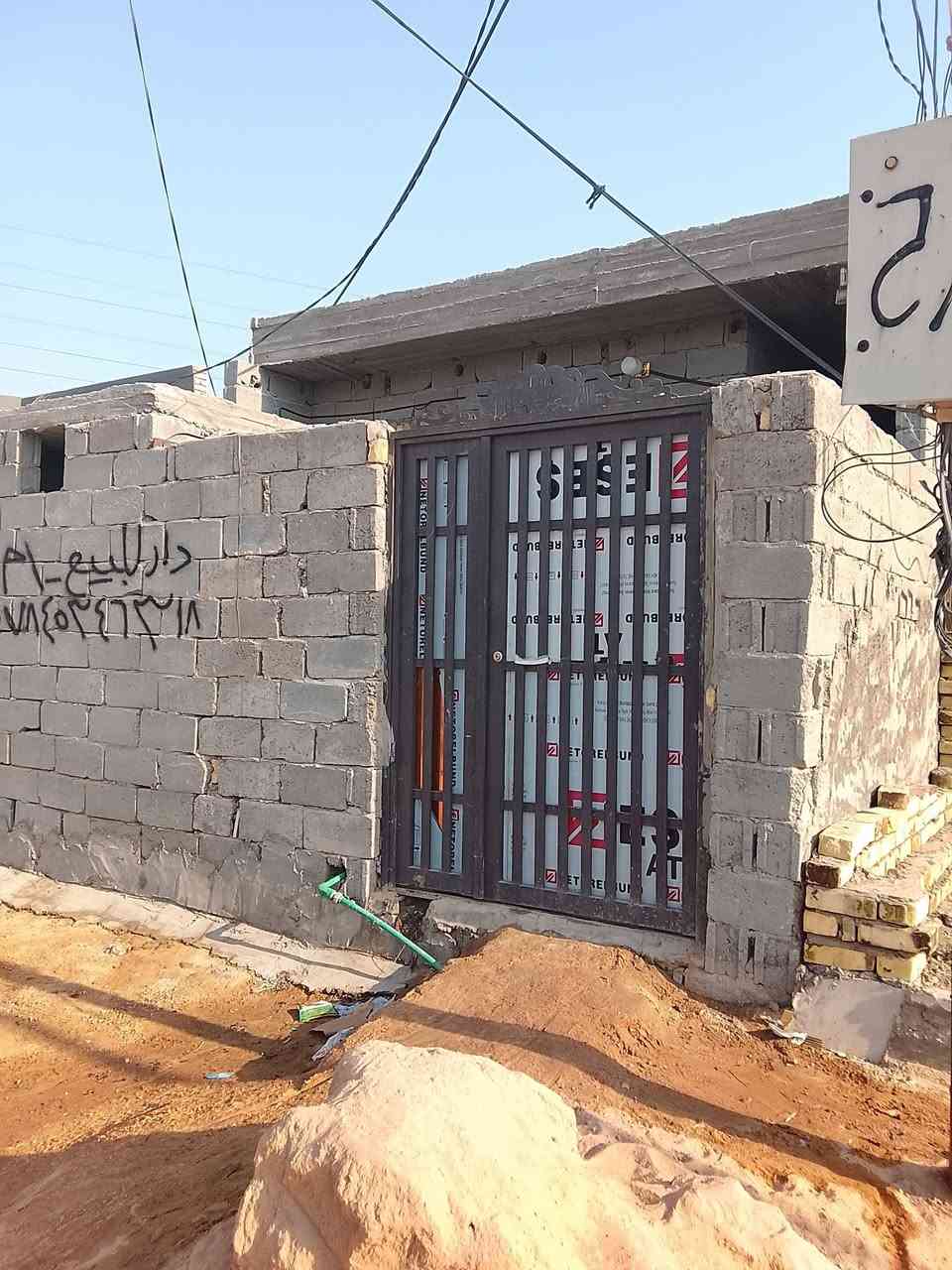 سلام عليكم
بيت 100 متر جاهز للسكن يتكون غرفه + صاله + مطبخ + استقبال + صحيات جاهز للسكن متوفره كافة الخدمات العنوان النجف طريق كربلاء نجف عمود 150 السعر 22 وبي مجال 
للأستفسار ***********
