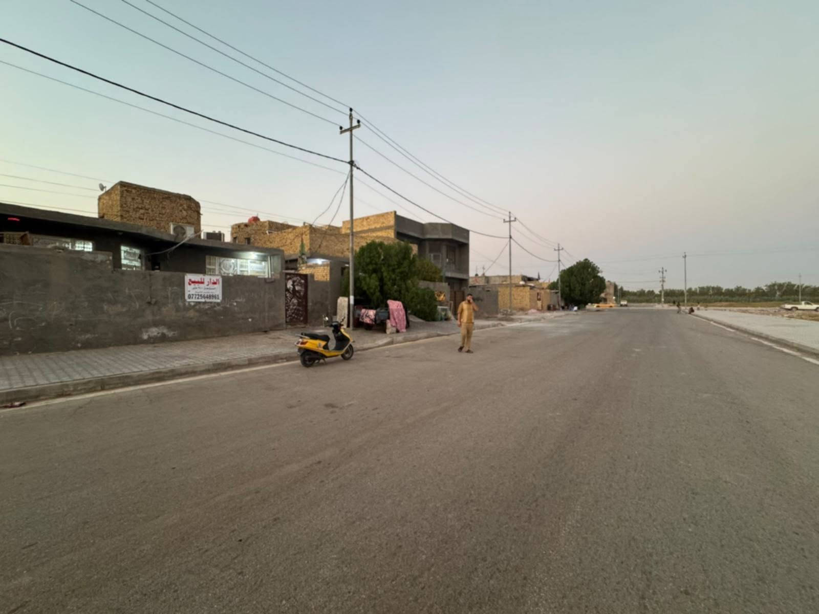 عندي بيت مصفر في حي الجهاد السفحه الأولى البيع مع الاثاثبيت مساحة ٢٠٠ الوجه ١٠ ع شارع تبليط ومجاري وجه ع ساحه البيت يتكون من غرفتين وصاله ومطبخ واستقبال ينباع مع الاثاث شلع معاملته ماصاعده التقيم ***********
