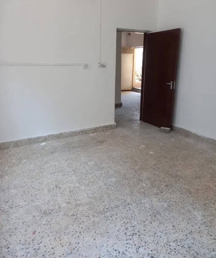 شقة بالجمعيات الاولى قرب الرعاية الاجتماعية
طابق اول درج خارجي 
معزولة تماما تحوي غرفتين كبيرات مع هول ومطبخ وحمام المطلوب عائلة صغيرة السعر المطلوب 400 الف
هاتف***********
