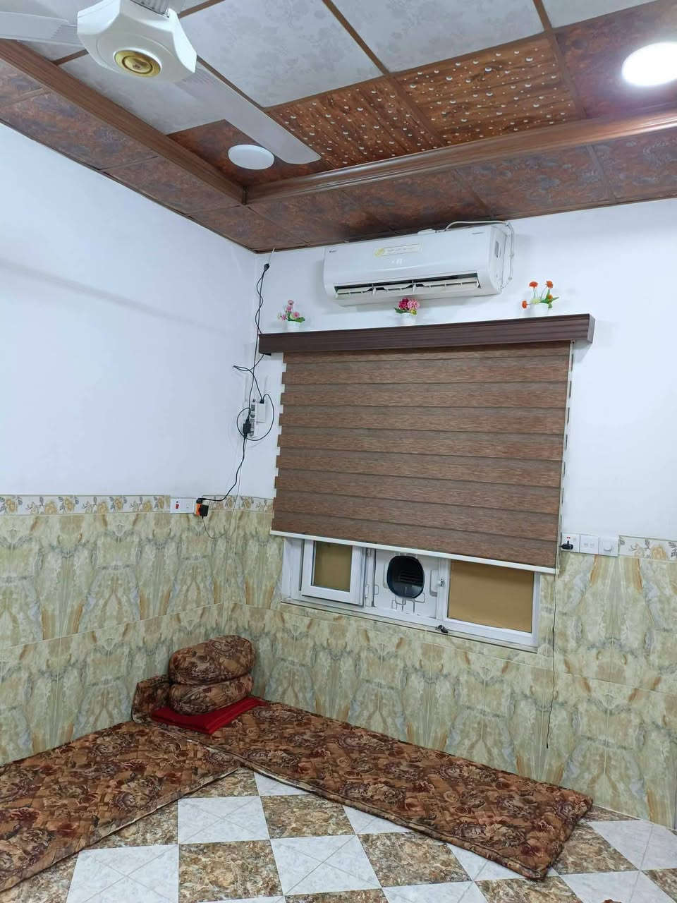دار للبيع  طابو   
مساحه 100متر   طابق ونص 
درج داخلي   قاط الثاني بيتونه  وغرفه منام  
موقع حي العسكري 
 قرب من مدرسه بغد كول  
السعر 72 مليون  مع مجال بسيط
للاستفسار***********
