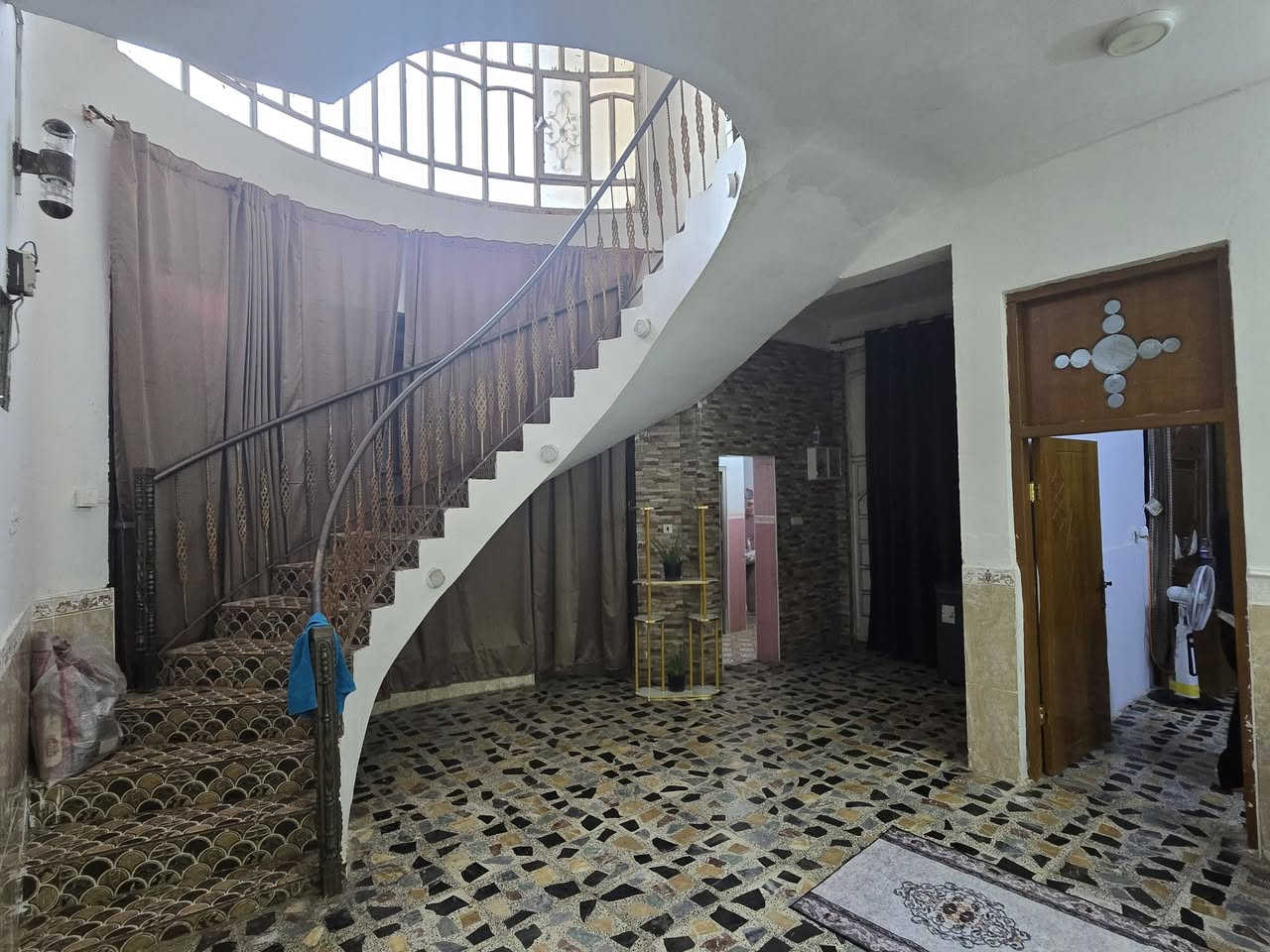 🏡 دار للبيع
📍 الموقع: الديوانية – شارع ستين قرب صيدلية كبسولة

رقم الاعلان (((2)))

📐 المساحة: 200 متر 
📏 الواجهة: 10 أمتار

🔹 تفاصيل العقار:

الطابق الاول 
غرفة
• صالة
• مطبخ
• استقبال
• مجمع صحيات

الطابق الثاني 
*غرفة عدد ثلاثة
*صالة
*صحيات

📞 للاستفسار والتفاصيل:
🏢 مكتب رسول الناصري للعقار
📱 ***********
📱 ***********
