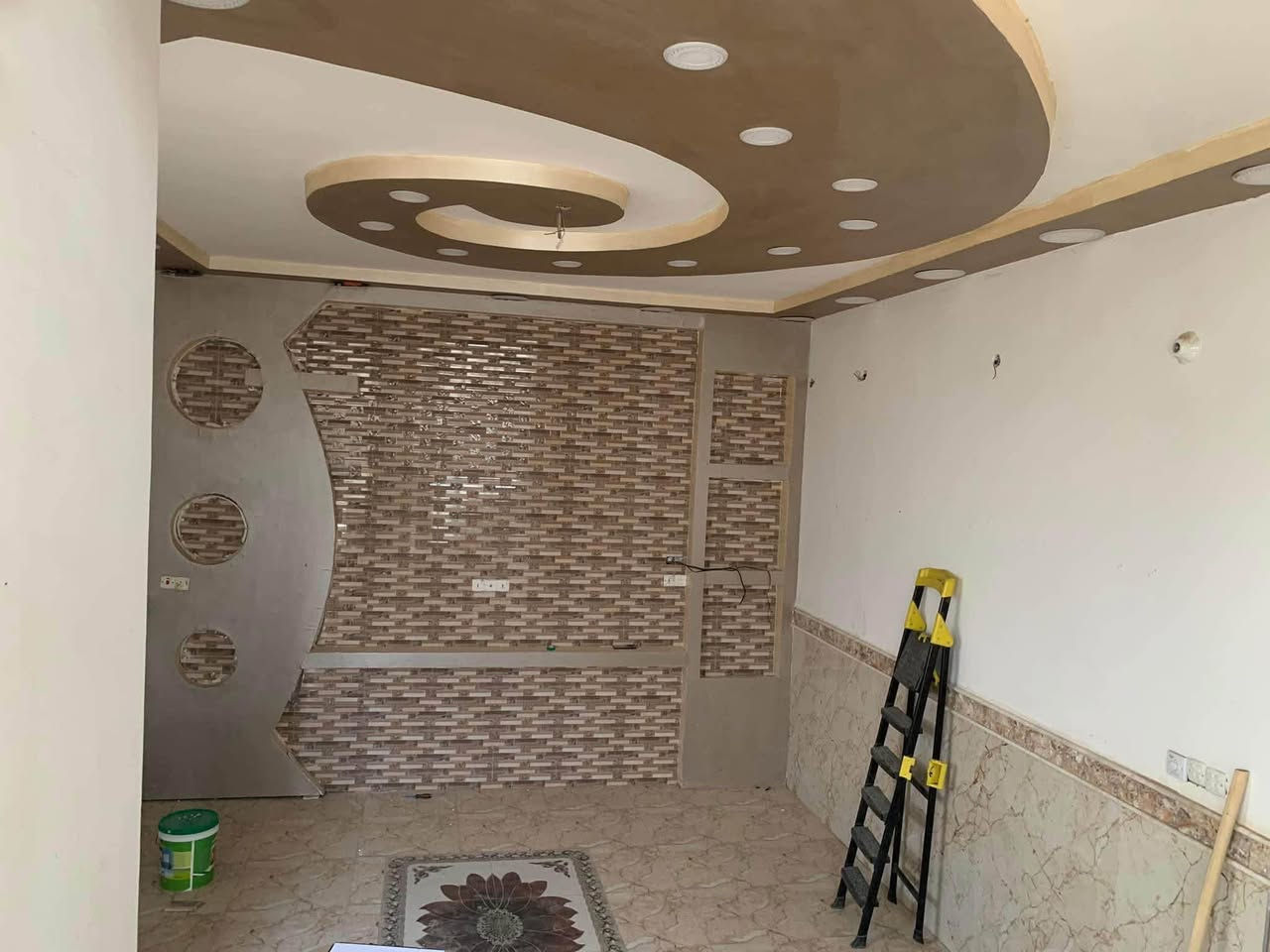 سلام عليكم
بيت  للبيع  🏠 البيت عله ساحه وشارع. 30 ركن 

مكان البيت مقاطعه 14 الحولي قرب المدرسه الجديده 

مساحه. 120 

ثلاثه طوابق 

بناء سنه 2024

ساحبين عليه اسكان. مطلوب حالين 24
***********
