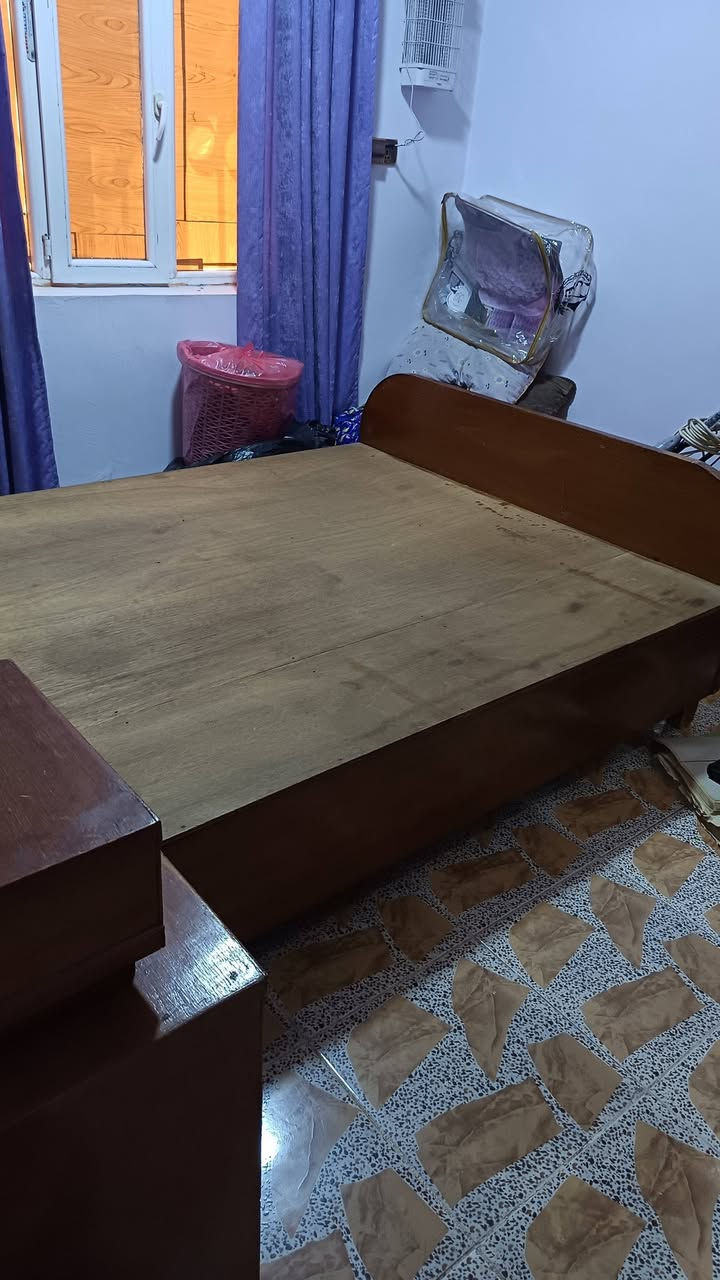 سلام عليكم غرفه اخشاب للبيع ماناقصهه بس كنتور لتواصل ***********
