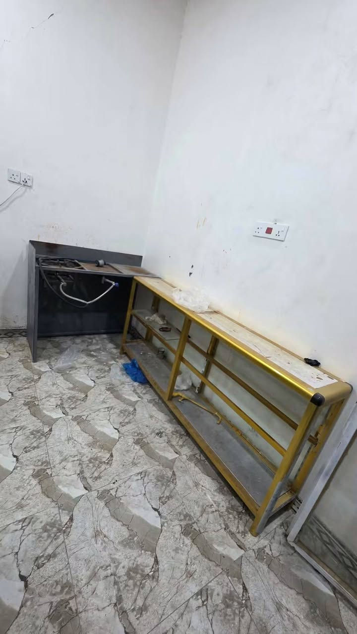 السلام عليكم للبيع كل الي بصوره جام خانه عدد 2 ميز وكرسي + 4 طبلات و16 كرسي + براد + سنك + ميز عرض مترتين + طباخ + مغسله + شوايه كلهن ستعمال قليل راسلني وبخدمتك 
 
*********** وتساب
