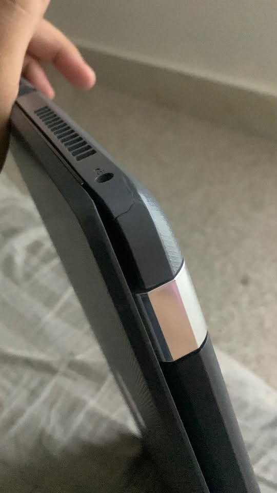 السلام عليكم لابتوب hp جديده كلش ممستخدمه كلش قليل نضيفه حتى الدكم ممديوسه وبرغي ممفتوح بيه تجي وتشوفهه بعينك بيه فقط فطر دطلعه من الجنطه فلتت من ايدي عل ميز مثل ما موضح ب الصوره 

، مواصفات الحاسوب هي:

* 💻 الموديل: HP Laptop 15-bs0xx
* 🧠 المعالج: Intel Core i7-7500U
    * الجيل السابع
    * تردد أساسي 2.70 GHz
* 🧮 الرام: 12 GB
    * السرعة 2133 MHz
* 🎮 كرت الشاشة: AMD Radeon 530
    * ذاكرة 4 GB
    * بالإضافة إلى Intel HD Graphics 620
* 💾 التخزين: حوالي 932 GB متاح/ظاهر للنظام، وغالبًا القرص سعته الأصلية 1 TB.
* 🪟 النظام: Windows بنواة 64-bit

السعر ٤٠٠ الف 
***********
