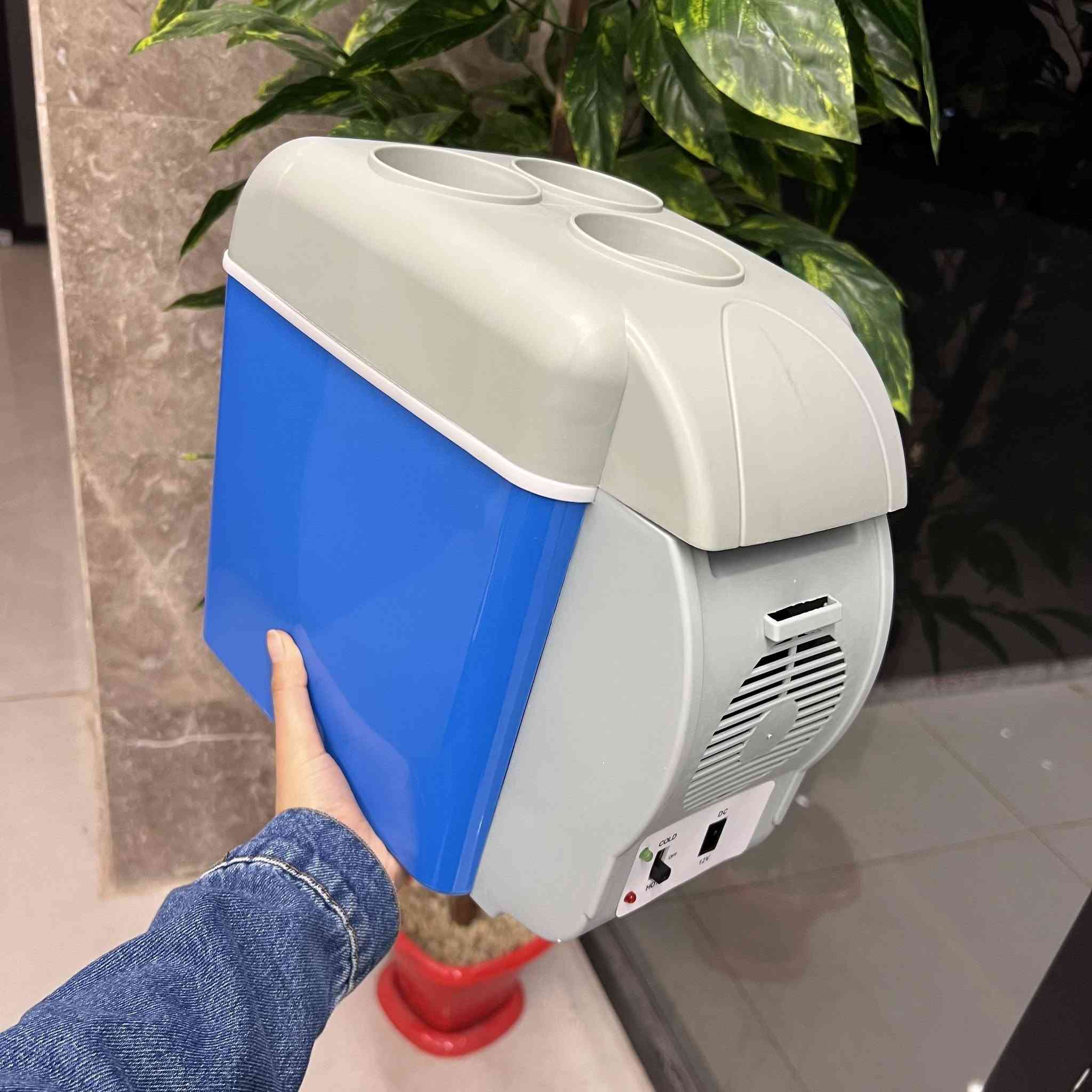 ثلاجة سيارة محمولة 7.5 لتر للتبريد والتسخين – Portable Electronic Car Refrigerator

ثلاجة سيارة إلكترونية محمولة بسعة 7.5 لتر مصممة للاستخدام أثناء السفر والرحلات، تعمل عبر مقبس ولاعة السيارة DC 12V وتوفر وظيفتين: تبريد المشروبات أو تسخين الطعام حسب الحاجة.

• وظيفة تبريد وتسخين
يمكن تشغيلها على وضع COLD للتبريد أو HOT للتسخين عبر المفتاح المخصص.

• تعمل على كهرباء السيارة 12V
يتم توصيلها مباشرة بمقبس ولاعة السيارة باستخدام القابس المرفق.

• مؤشرات ضوئية للحالة
يظهر ضوء أخضر عند التبريد وضوء أحمر عند التسخين لمعرفة وضع التشغيل.

• تصميم محمول وخفيف
خفيف الوزن وسهل الحمل ومناسب للاستخدام أثناء السفر والتنقل.

• استخدامات متعددة أثناء الرحلات
مناسب للرحلات، التخييم، السفر بالسيارة، لسائقي التاكسي، الصيد، وحفظ بعض المنتجات مثل المشروبات أو الحليب أو مستحضرات التجميل.

• تقنية تبريد شبه موصل (Semiconductor)
مذكور في الدليل أنه يعمل بتقنية أشباه الموصلات بدون ضاغط أو غاز تبريد.

• نوع المنتج: ثلاجة سيارة إلكترونية محمولة
• السعة: 7.5 لتر
• الوظائف: تبريد / تسخين
• مصدر الطاقة: DC 12V
• طريقة التشغيل: مقبس ولاعة السيارة
• مؤشرات التشغيل:
 • ضوء أخضر للتبريد
 • ضوء أحمر للتسخين
• تقنية التشغيل: Semiconductor (بدون كمبروسر)
• الاستخدام: داخل السيارة أثناء التشغيل

محتويات العلبة:
• ثلاجة سيارة إلكترونية محمولة 7.5 لتر
• كابل طاقة مع قابس ولاعة السيارة (DC Plug)
• دليل الاستخدام (Manual)
للحجز او الاسستفار مراسله الصفحه

نص مكتوب في الصور:
- COLD HOT