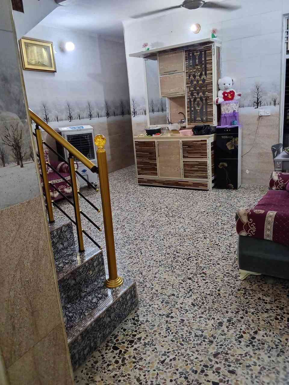 السلام عليكم.

بيت للبيع مساحه 100م .5×20 زراعي سند 25
قاط ونص . 
القاط الاول  ....يحتوي ع استقبال 6 متر .
ومطبخ وغرفة 5×4  .حمامات 2  ومنور ترك. طرمه 3 متر .

القاط الثاني يحتوي على غرفة 5×4  وحمام مشترك
بيت كامل وحديث بناء 2021

حي البساتين حي المصطفى قرب حسينيه محمد الجواد ع . شارع 10 متر تبليط  جميع الخدمات .
 متوفرة 
زراعي سند 25  
سعر 110 بي مجال 
***********

نص مكتوب في الصور:
- Alona