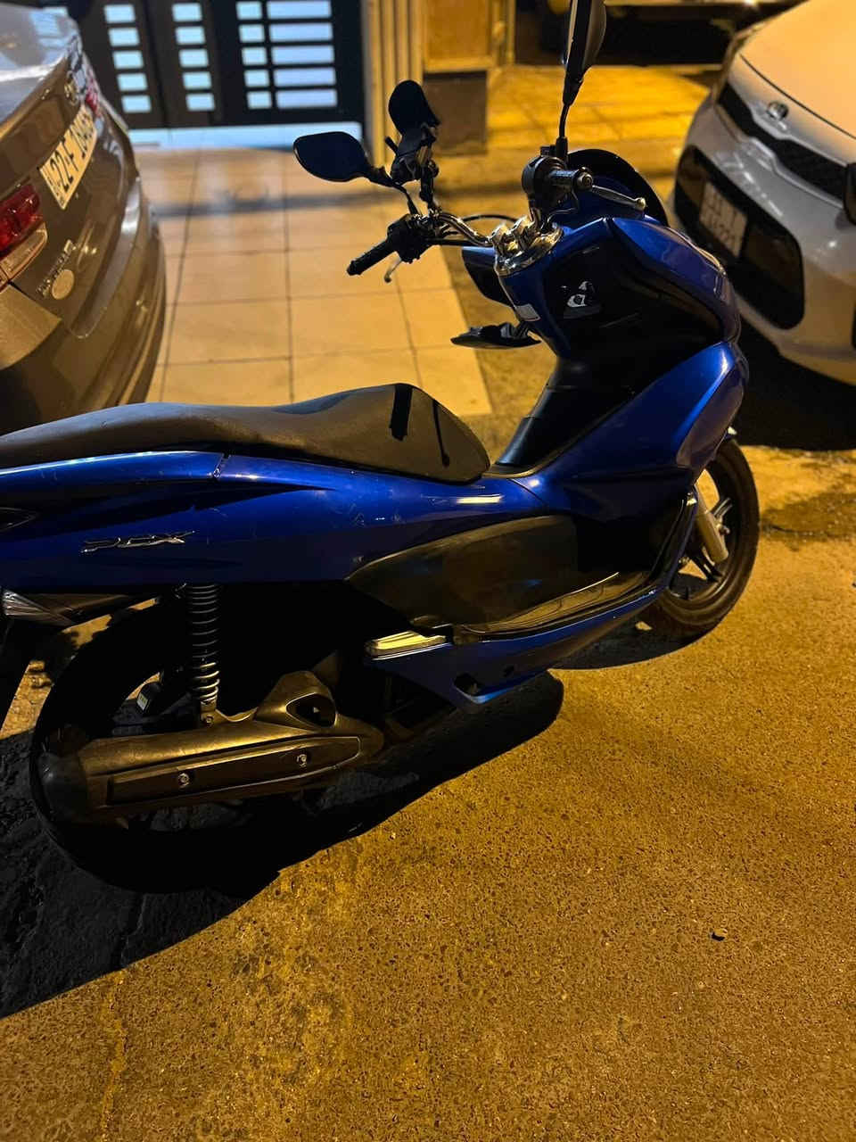 السلام عليكم للبيع دراجة pcx جيل اول محرك 125 cc محرك جديد مامفتوح الدراجة مرتبة ونضيفة مسويلها ادامة كاملة من ناحية الكلج والدهن وماي راديتر وبلك جديد وبعد هواي شغلات بس الكفرات بيها شخوط توديها على اي واحد صباغ يرجعلك الكفر جديد ماشية 24 سعرها 1700 الف
الرقم ***********
