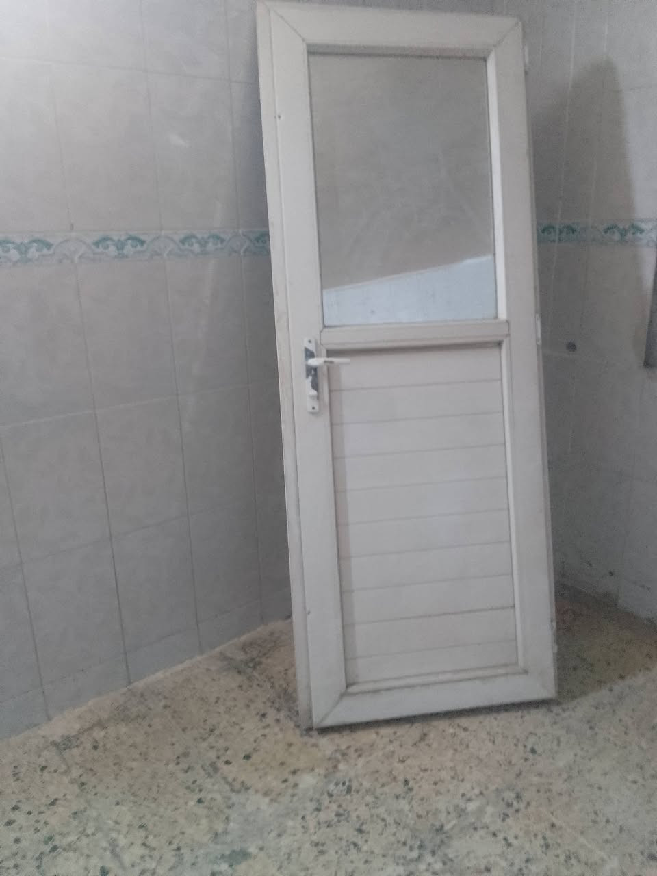 باب حمام مراية وجام اخو الجديد كيلون شغال  طوله 2متر وعشر سانتيمات عرضه 83سم نظيف جدا مستخدم قليل سعره 45 للأتصال والأستفسار على هذا الرقم *********** غير متواجد على الفيس بوك
