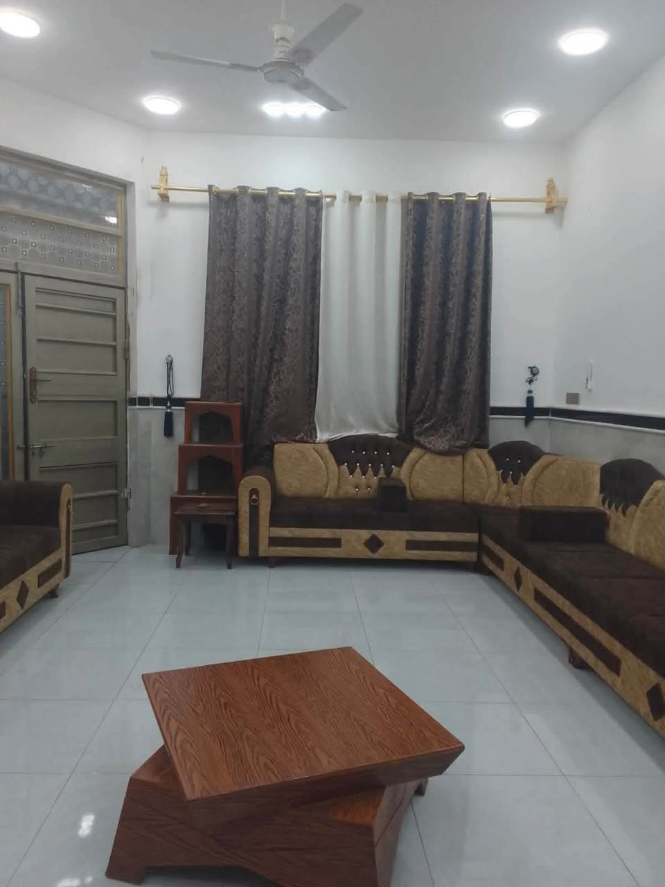 السلام عليكم
بيت للبيع مساحة 200 متر بناء 2025
يتكون من غرف 2 وصالة ومطبخ وديوانية 
بناء درجة أولى طابوگ وكونكريت مسلح 

موقع حي الزهراء ع (7 نيسان) خلف المدارس
البيت مرقم من ضمن الطابو 

للاستفسار أكثر ع الرقم / ***********
