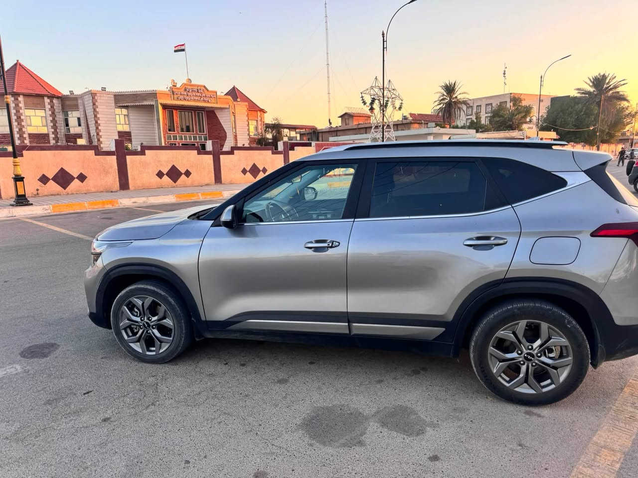 للبيع: كيا سلتوز (Kia Seltos) موديل 2024 - وارد كندي (فول مواصفات) 🚗🇨🇦
 الموديل: 2024
 العداد (المسافة المقطوعة): 1,389 كم فقط (شبه جديدة)
 المواصفات: وارد كندي - فول مواصفات

 حالة الضرر: بنيد مبدل + جاملغ مبدل فقط بدون دواخل السيارة. (باقي السيارة كفالة)
أبرز المواصفات والأوبشنات:
 فتحة سقف.
 تشغيل عن بعد (Remote Start).

 شاشة لمس بانورامية حديثة تدعم Apple CarPlay و Android Auto.
 شاشة عدادات رقمية (Digital Cluster).

 تدفئة مقاعد (كوشن) + تدفئة مقود (ستيرن).

 أنظمة أمان ورادار متطورة (نظام الحفاظ على المسار Lane Keep 
Assist، رادار تنبيه).
 وضعيات قيادة متعددة (Drive Modes).

 تكييف رقمي لمس (Auto Climate Control).

مقاعد جلد متعدد الوظائف مع مثبت سرعة (Cruise Control).
💰 السعر المطلوب: 135 ورقة (13,500$)
📍 المكان: ديالى / بعقوبة
📞 للتواصل والاستفسار: ***********
