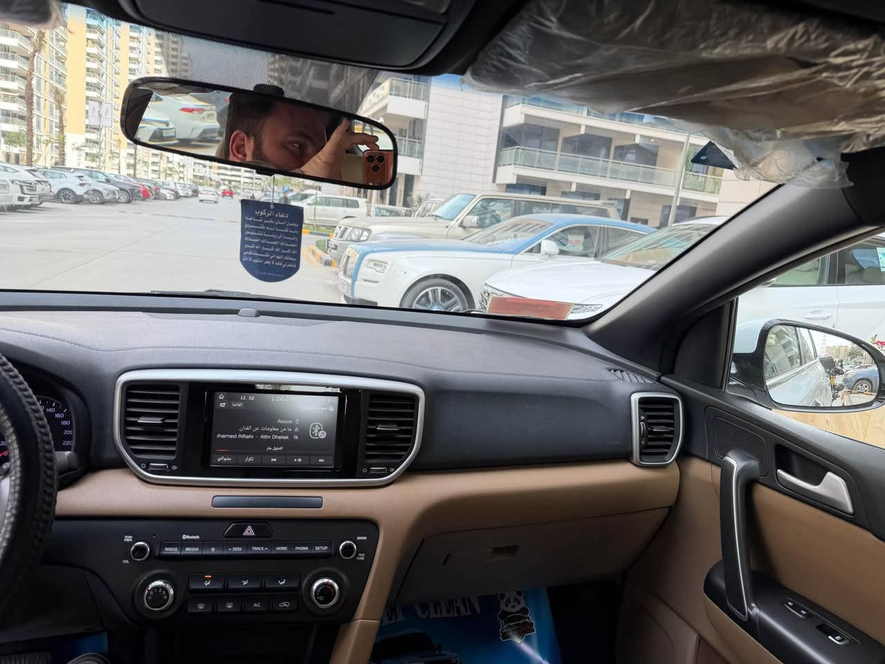 سلام عليكم كيا سبورتج 2020 خليجي مال شركه العامه ماشيه 92 الف بيه بارد عل كد شبر البابين الخلفيات وطخه جاملغ خلفي بسيطه جدا ممصلحه وبيه حالوب قليل 
شاشه كبيره اصليه
كامره خلفيه
حساس امام وخلفي
قطعتين تبريد
مري شفط
السعر 18 وبيه مجال 
مكاني المنصور
*********** بغداد, العراق
