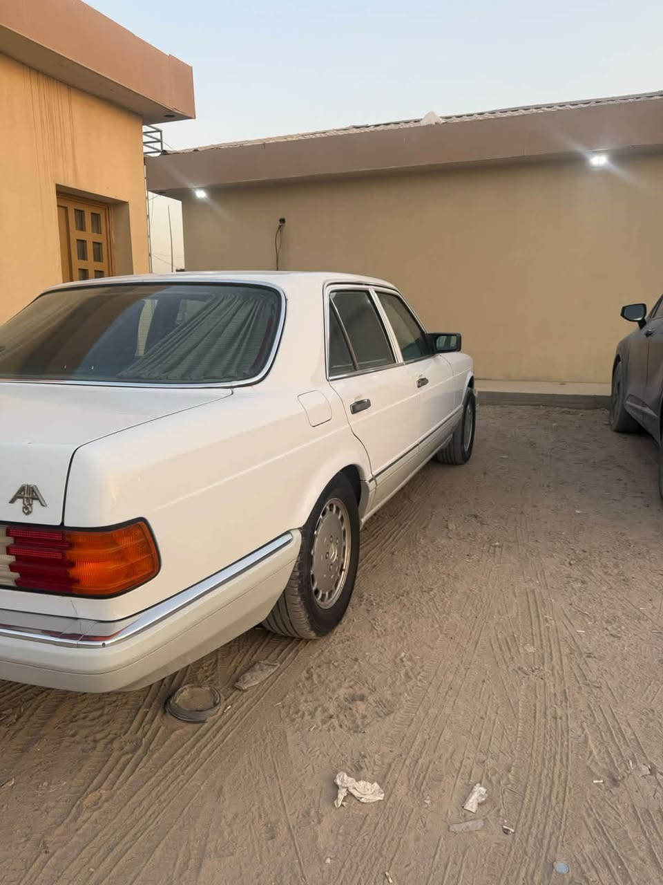 السلام عليكم للبيع
مارسيدس رئاسي300se 

موديل 1986السياره جديده 

السياره بيها اماكن صبغ مو عام 

مكينه وكير بشرط 

فول مواصفات كولشي شغال بيها 

تبريد فتحه كهربائيات كله شغاله

بأسمي السياره الاستفسار 

بغداد المحموديه 

+964 771 067 3096
