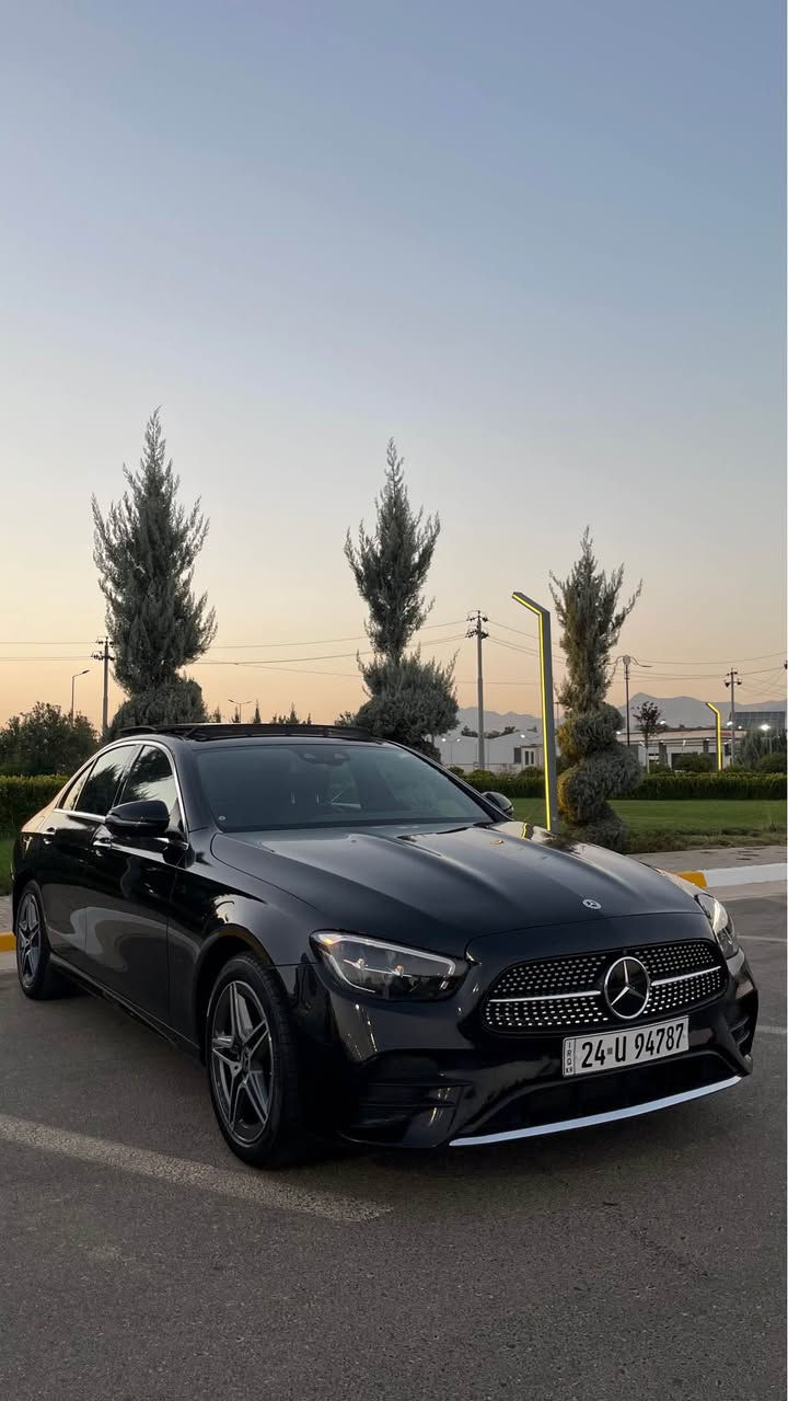 سڵاوتان لێبێت ئازیزان marcedes benz E-Class مۆدێل 2023 سەیارەکە 52,000کم ڕۆشتووە گێڕ و مەکینەی بەشەرت سەیارەکە زۆر تازەو جوانە یەک پەڵە بۆیاخی هەیە مەکینە 2,0 لتری 4 بستۆنی تۆربۆ لاینە 
مواسەفات:

ڕاداری پێشەوە و دواوە + سیستەمی ئاگادارکردنەوەی خاڵی کوێر (Blind Spot)
 کامێرای 360 پلە و سیستەمی پارک کردنی ئۆتۆماتیکی
 شاشەی گەورەی MBUX بە سیستەمی فەرماندەیی دەنگی
 پشتیوانی Apple CarPlay و Android Auto
 سقف پانۆراما
 کوشینەکان بەرهەمێنراو لە چەرمی سروشتی، بە سیستەمی گەرمکەرەوە و میمۆری
 لایتی پێشەوەی LEDی زیرەک (LED High Performance / Digital Light)
 سیستەمی دەنگی بەرز (Burmester)
 ئیستۆپکردنی ئۆتۆماتیکی لە کاتی فریاگوزاری (Active Brake Assist
زۆر مواسەفاتی تر 
نرخی 385 وەرەقەو مەجال
ژمارەی مۆبایل:*********** السليمانية, العراق
