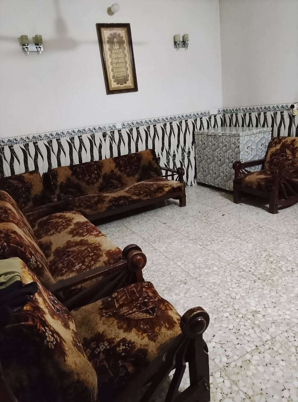 بيت ١١٥ متر بناء طابوق كامل خدمات ماء كهرباء مجاري تبليط قرب جسر ديالى القدي@م جهة الزعفرانية سدة الجنابيين ثالث فرع عن الجسر .. زراعي ملك صرف وليس عقد والسند يتبع وزارة العدل وليس وزارة الزراعة ..يتكون الارضي  غرفة نوم وهول واستقبال وكراج سياره وغرفتين نوم الطابق الثاني.. السعر  ٩٥ مليون هاتف ***********
