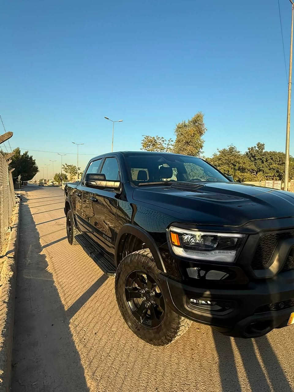 ملاحضة تم تنزيل السعر بسبب الاستعجال في البيع 

السعر 450 شباب الشراي يتصل واذا محصلتني واتساب رساله واني اتصل عليك  السيارة مماشيه وكامله مناقصها اي شي

رام ريبل مع نضام ال etorque الكهرباء مساعد بتقليل صرف الوقود 
ضررموضح مع الصور الضرر باب السايق مبدل والباب الخلفي راجع بارد والدوسة مصلحة 
السيارة ماشية 16000الف كيلو متر مو ميل يعني السياراه مماشيه 
الموديل : 2024 . (وارد امريكي ) . 
المحرك : V8 5.7L . 
المواصفات :
* رام بوكس 
* كزوز سستم . 
* شاشة كبيرة 12 أنچ . 
* نظام ملاحة GPS . 
* صناديق تخزين خلفية رام بوكس .
* سقف بانوراما . 
* المصابيح الأمامية زنون .
* كشافات الضباب زنون . 
* المصابيح الأمامية LED .
* المصابيح الخلفية LED . 
* نقطة عمياء . 
* دخول ذكي (بصمة) . 
* تشغيل عن بعد .
* مقاعد رياضية من الجلد الفاخر خاصة لنسخة REBEL
* ذاكرة لحفظ وضعيات الجلوس . 
* مقعد السائق كهربائي. 
* مقعد الراكب كهربائي. 
* باب الصندوق الخلفي قابل للفتح بثلاث اتجاهات . 
* كاربون فايبر . 
* تدفئة مقاعد . 
* تدفئة ستيرن . 
* المقاعد كهربائية .
* نظام خرائط  GPS . 
* حساسات امامية .
* حساسات خلفية . 
* كاميرا خلفية . 
* دوسات جانبية . 
* مكيف خلفي .
* الويلات مع الاطارات مخصصة للطرق الوعرة .
* منظومة كاملة لقطر العربات . 
* المرايا الجانبية قابلة للطي كهربائيا .  
* الشباك الخلفي كهربائي .
* غطاء جلد للبودي الخلفي .
* إمكانية تعديل ارتفاع دواسات البنزين والبريك كهربائيا . 
* هاند بريك كهربائي . 
* نظام تشغيل واطفاء اوتوماتيك لتقليل صرف الوقود . 
* مرايا بخاصية التعتيم الذاتي . 
الاستفسار ***********
