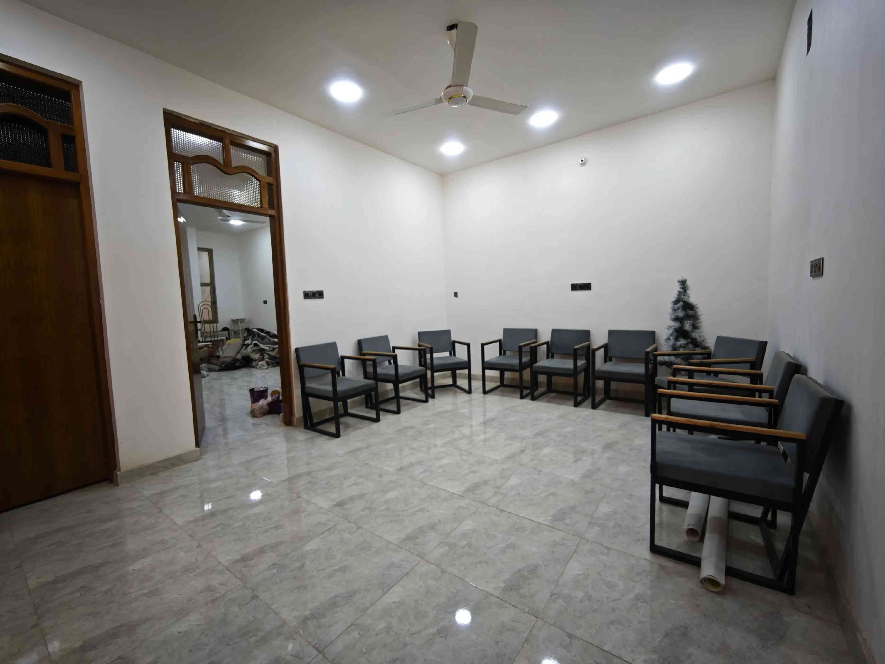 🏠 دار للبيع على الشارع العام (فرصة استثمارية وسكنية ممتازة!) 🏠 📐 المساحة: 200 متر 🏗️ البناء: حديث (طابقين). 🏬 المميزات: يحتوي على محلين تجاريين. 📍 الموقع: ميسان - العماره  📌 المنطقة: حي الغدير. 🏥 العلامة الدالة: مقابل مستشفى الربو والحساسية. 🛣️ الشارع: شارع 50 التجاري. 📋 تفاصيل الطوابق: 🔹 الطابق الأول: 🛏️ غرفة نوم كبيرة. 🛋️ صالة واسعة. 🍳 مطبخ (حار / بارد). 🚪 استقبال. 🚿 صحيات داخلية. 🚗 طرمة كبيرة + صحيات خارجية. 🏪 محلات تجارية عدد (2). 🔹 الطابق الثاني: 🛏️ (3) غرف نوم كبيرة. 📞 للاستفسار والتواصل: 📱 الهاتف: *********** ☎️🤳 #عقارات  #قطع_اراضي  #عقار  #بيع_و_شراء_عقارات #الشعب_الصيني_ماله_حل😂😂 
