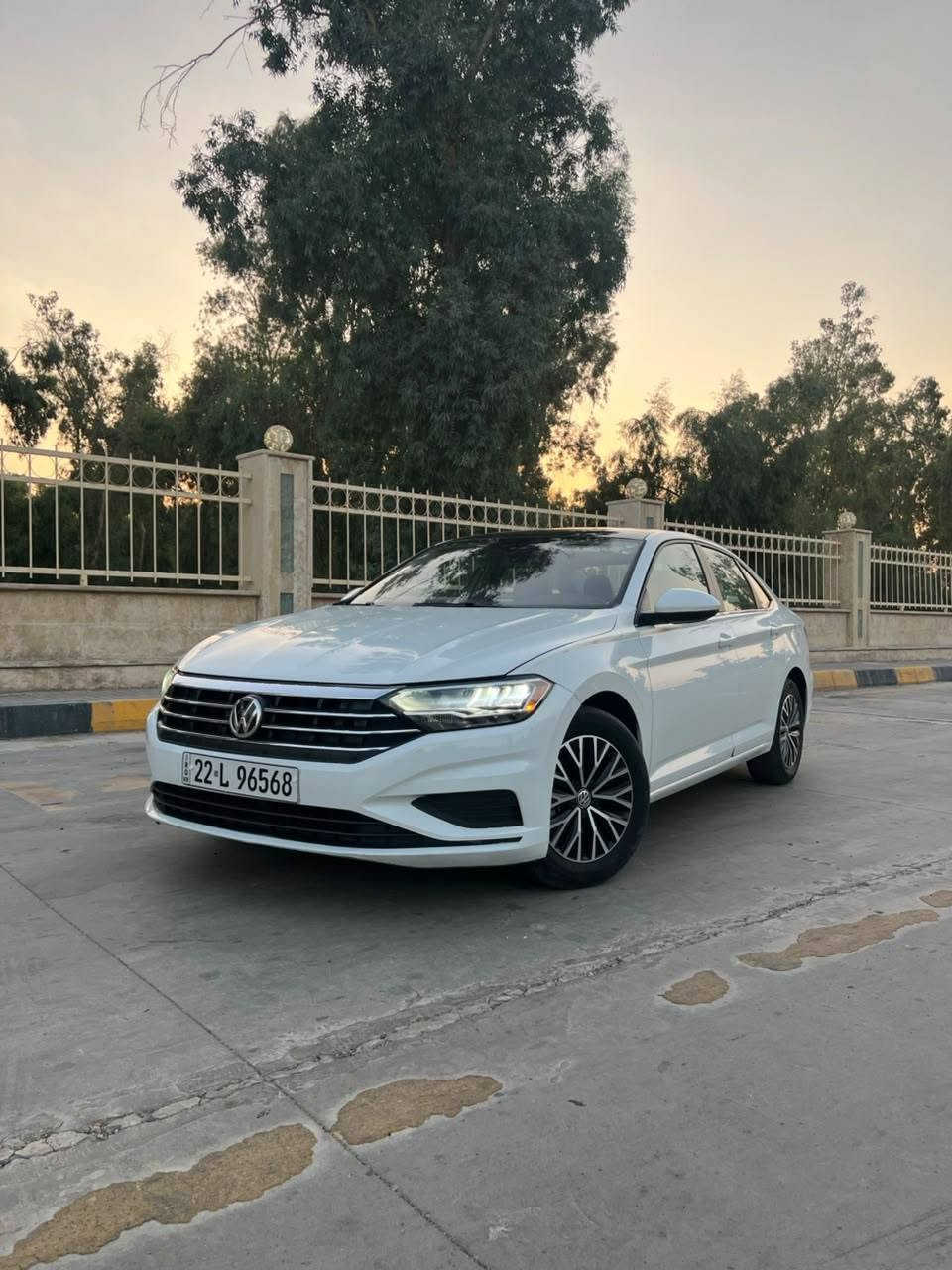 🚗 للبيع: فولكس واجن جيتا SE (Volkswagen Jetta SE) 🚗
المواصفات العامة:
 الموديل / 2021
 الفئة: SE (فئة أصلية ومميزة)
 اللون: أبيض 
 الرقم :رقم أربيل ألماني هزاز وتحويل جاهز (22 L 96568)
 المسافة المقطوعة :/31  ألف ميل
المواصفات الفنية والتجهيزات (SE):
 المحرك: 1.4L Turbo (تيربو) اقتصادية جداً في استهلاك البنزين مع عزم وقوة ممتازة.
 كير: أوتوماتيك (8 نمر) مع وضعيات قيادة مختلفة (Eco / Normal / Sport).
 المقصورة والراحة:
 فتحة سقف / سقف بانورامي أسود.
 مقاعد جلد عالية الجودة مع خاصية التدفئة.
 دخول بدون مفتاح (بصمة أبواب) + تشغيل بصمة.
 شاشة لمس تدعم Apple CarPlay و Android Auto.
 كاميرا خلفية بدقة عالية.
 نظام تكييف دبل زون (تحكم منفصل للراكب والسائق).
 رادار ومراقبة النقطة العمياء (Blind Spot Monitor) مع تنبيه المرور الخلفي.
 الخارجية:
 إضاءة LED بالكامل (أمامي وخلفي مع إضاءة نهارية DRL).
 ويل كورم (جنوط) أصلية بمقاس متميز مع إطارات بحالة ممتازة.
حالة السيارة (الضرر والصبغ):
 الضرر : قطعتين صبع  كفالة عامة من الغرق و/ أمكفولة مكينة وكير وبدّي].
 حالة البدن: البدن ممتاز ونظيف جداً كما موضح بالصور.

 السعر المطلوب:  $145 ورقة 
 مكان التواجد:  اربيل 

 رقم الهاتف/واتساب: ***********
