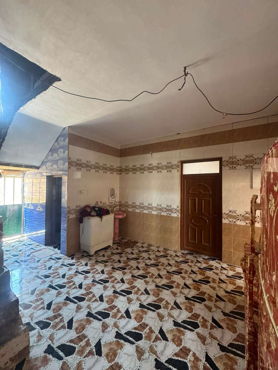 السلام عليكم من رخصت الادمن
بيت للبيع علا الحولي قرب شقق الارامل بسد بيت محمد رزج
البيت مساحته ٣٠٠ وراه كاع مساحته ٣٠٠ 
البيت مكون من غرف ثنين وصاله وصحيات ومطبخ وهول وديوان 
البيت كله سيراميك بس الدرج بعد مو كامل سيراميك 
السعر ٤٢ مليون وبي مجال يرهم مراوس علا بيت حسب الاتفاق الاستفسار اتصل ودلل ***********
