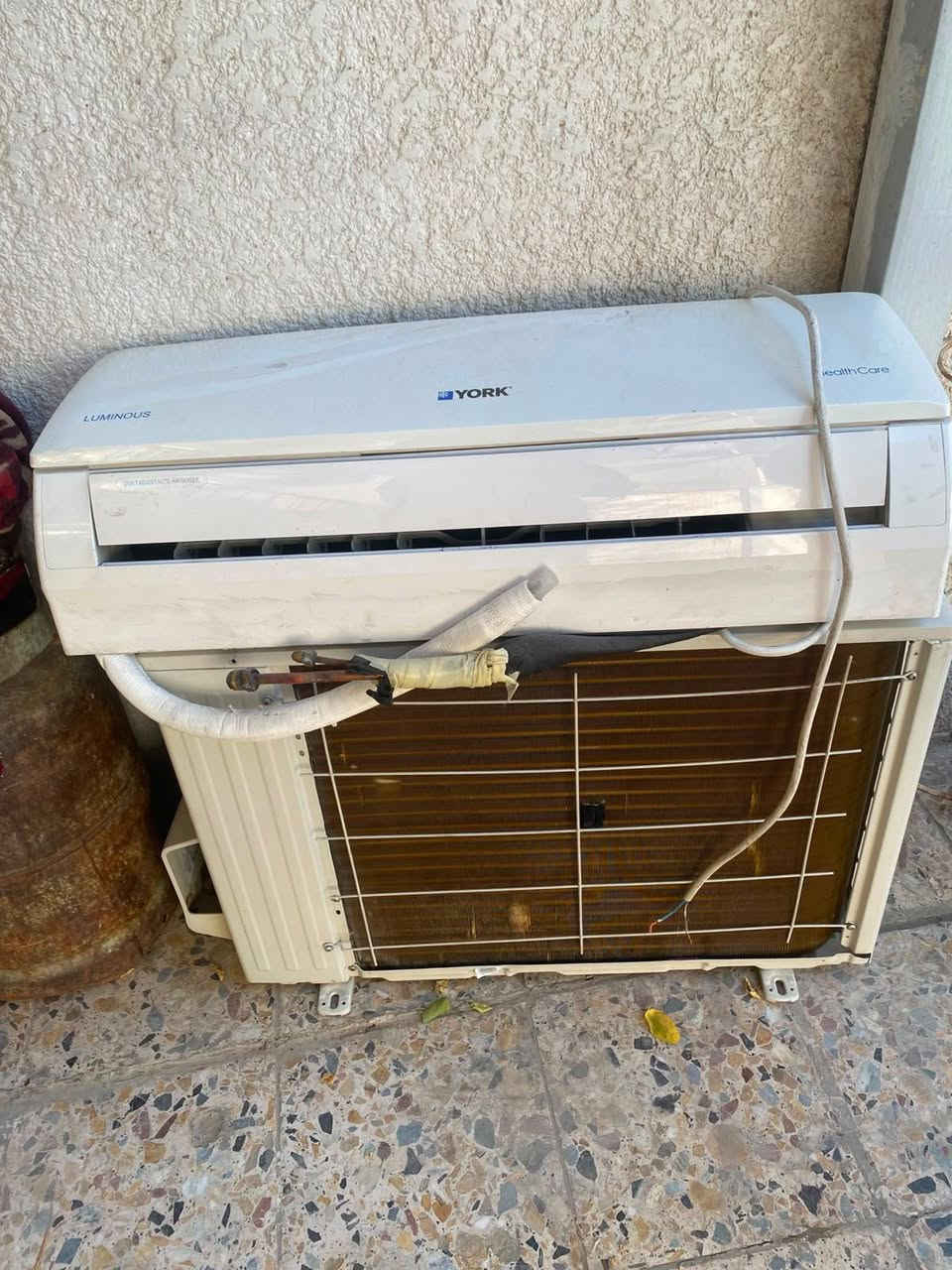 السلام عليكم سبلت يورك واحد طن نضيف جدا كامل مكمل سعره 300 مع التنصيب ***********
