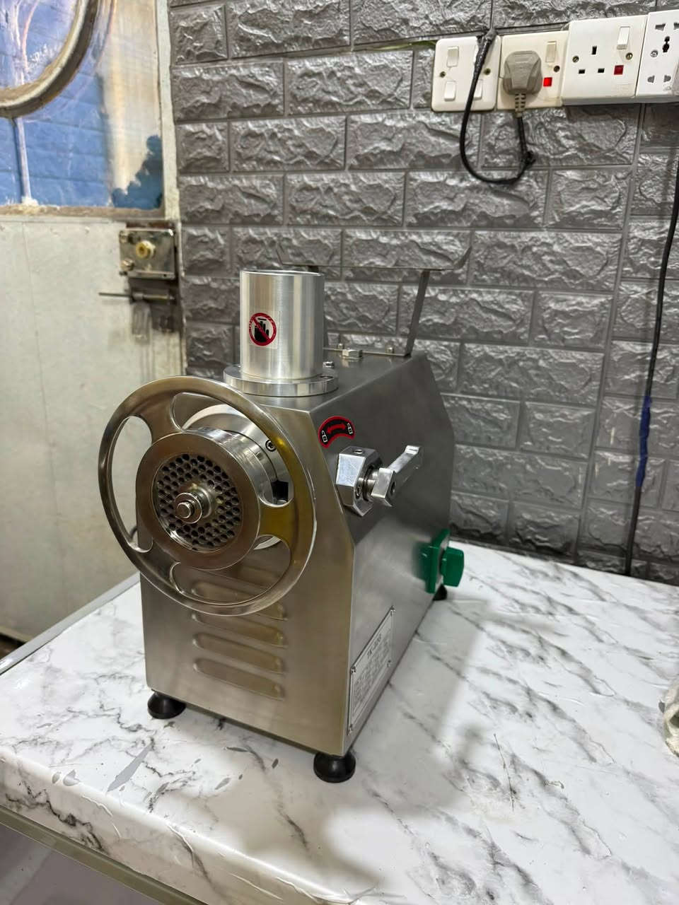 أغراض مطعم للبيع العنوان خمسه ميل شارع الميثاق الاستفسار ***********
