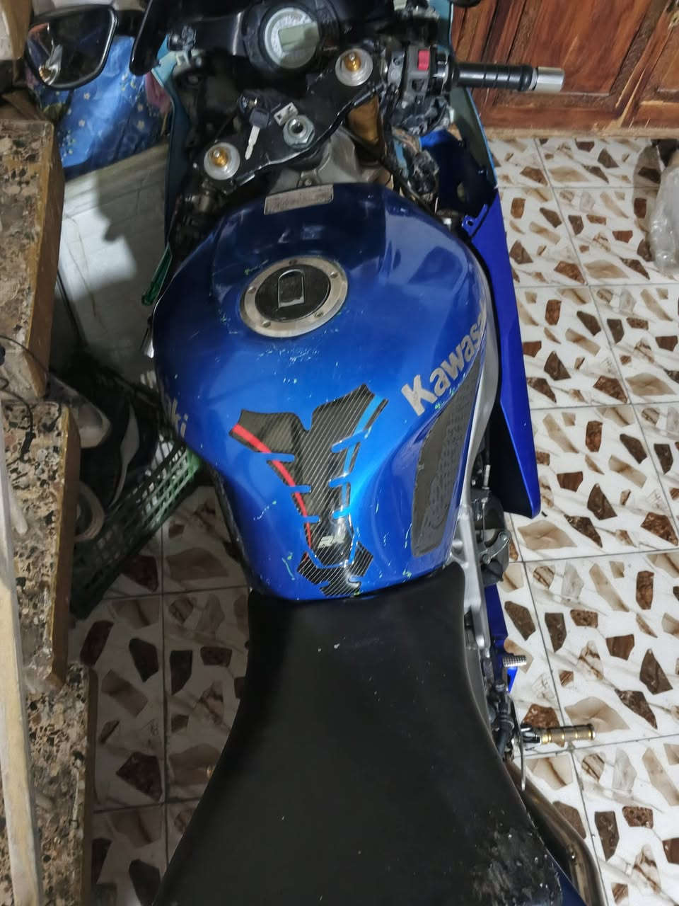 سلام عليكم كاوسكي موديل 2004 دراجه كلش حلوه بيه كاربون وفج برمبو دراجه مفتوح بيه بس كور علمود جان بي نضوح فقط نقصه صفاحيه ليسره تعبانه دراجه ما طالع بيه دهن جديد تايرات جدد وبانزين كله محسن دير دراجه حلوه عاوسه بس ترتيب لمكان بغداد لكاضميه سعره 20 وبيه مجال نزل مال صفاحيه ولياخذه بلعافيه عليه دراجه شلعه ومعدل رقم ***********
