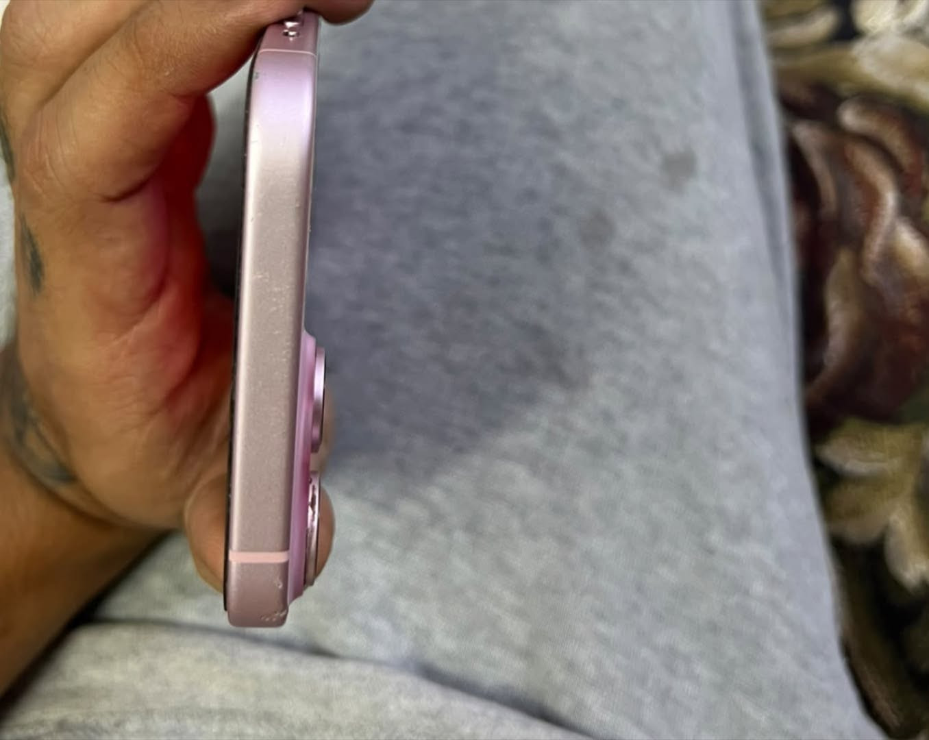 ايفون 15 بلاس بي فطرين بلكلاس ما مأثرات ولا مبينات وهذي الفطور بلزكه مالته مراوس ب ايفون 13 برو ماكس او 15 برو ماكس او 14 وانطي فرق
واتساب ***********

نص مكتوب في الصور:
- 1:34 61 Battery Health Battery Health Normal This iPhone battery is performing as expected. About Battery & Warranty... Maximum Capacity 88% This is a measure of battery capacity relative to when it was new. Lower capacity may result in fewer hours of usage between charges. Cycle Count 711 This is the number of times iPhone has used your battery's capacity. Learn more... Manufacture Date September 2023 First Use April 2024
- 1:34 61 About Name iPhone > iOS Version 26.5.2 > Model Name iPhone 15 Plus Model Number MU103ZD/A Serial Number K12GDHYW4T Coverage Expired > Songs 0 Videos 259 Photos 8,546 Applications 49 Capacity 128 GB Available 7.18 GB Wi-Fi Address 64:41:E6:ED:44:C1