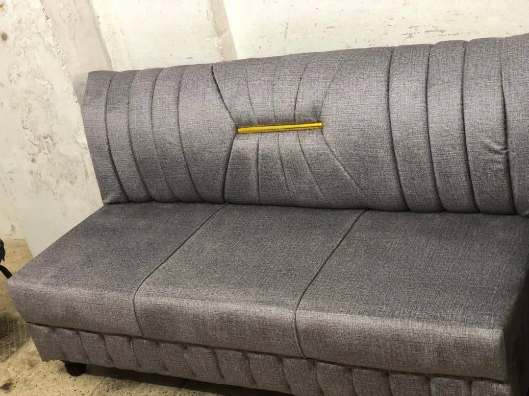 ةديوان خشب عراقي مستعمل نظيف  دوشمة جديدة قياس تسعة امتار 3قنفات قياس متر ونص وقنفة مترين وزاوية واثنين يدات الطول الكلي 9امتار السعر 280الف. بيه مجال بسيط جدا موصل مقابل جامع ذياب العراقي مجاور باله الحرباوي ***********
