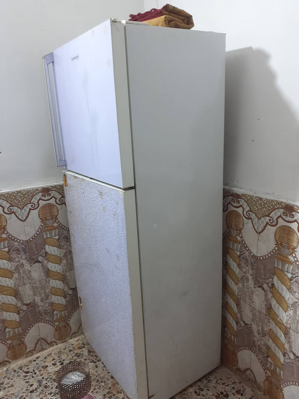 ثلاجه اكبر حجم شغاله وثلج
بس يده طاكه مال لباب جوه

سعر 100   لتصال ***********
