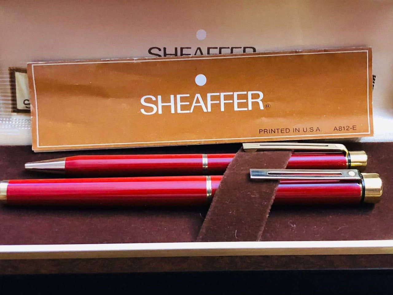 سيت أقلام شيفر ( Sheaffer) تاركة 
أمريكي اصلي انتاج الثمانينات 
ريشة ذهب خالص عيار ١٤ 
حجري نوادر مع تغليف الذهب  
حبر - جاف - الحجم M 
لوك غير مستعمل 
مع العلبه الأصلية والكتلوك   
للاتصال ***********
