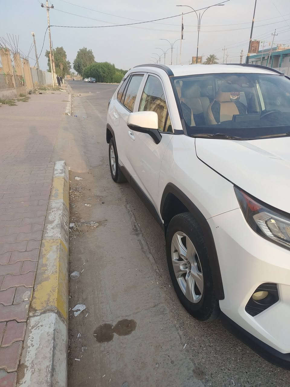 السلام عليكم..
رف فور موديل ٢٠٢١ XLE باسمي شخصيا اللون ابيض ماشيه ٩٢ الف  تحويل ثاني يوم سياده داخله كلين رجع عليه أو كيا شبر تعديل بل البنيد
