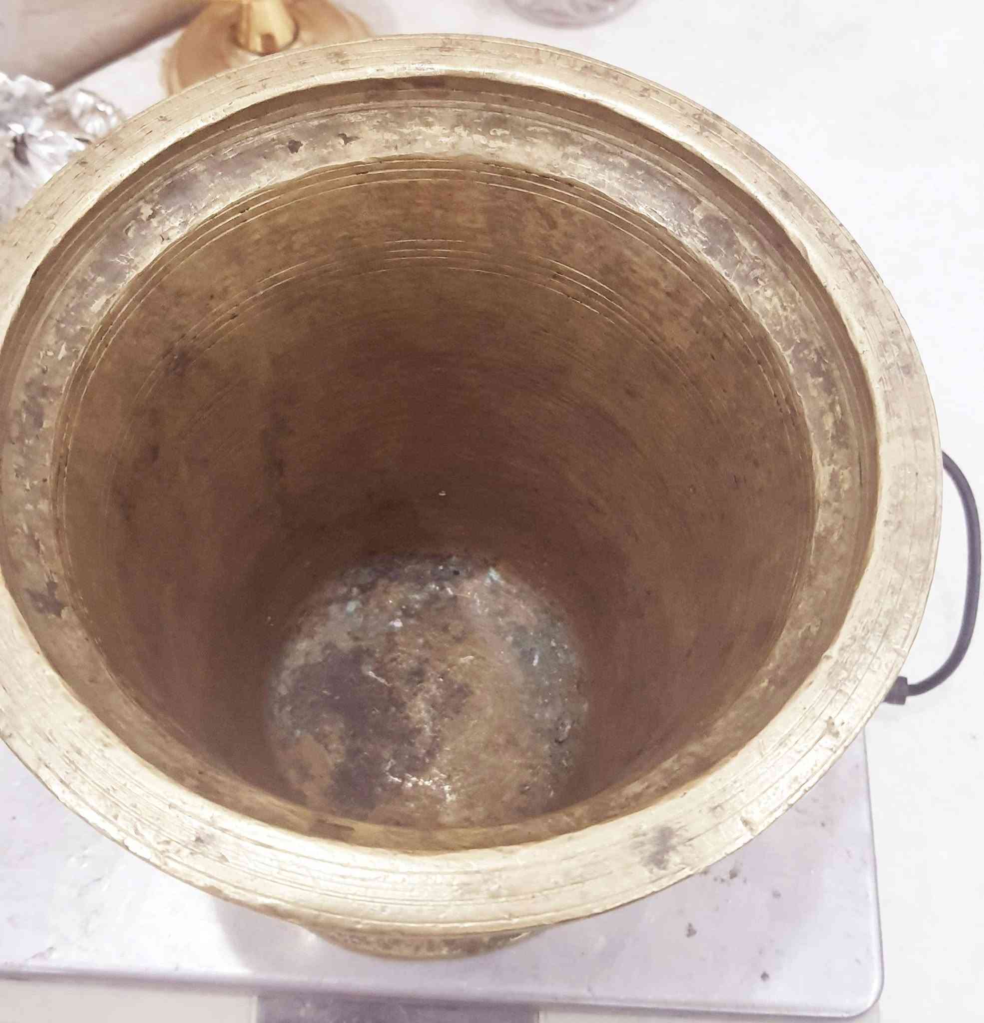 هاون عدد إثنين بغدادي مخطط واحدابو ذان  الارتفاع ٢٣ الا ربع واليده  ٣٥ الا والآخر  الارتفاع ١٩ ونص  واليده ٢٩ ونص  التوصل ***********ابو علي
