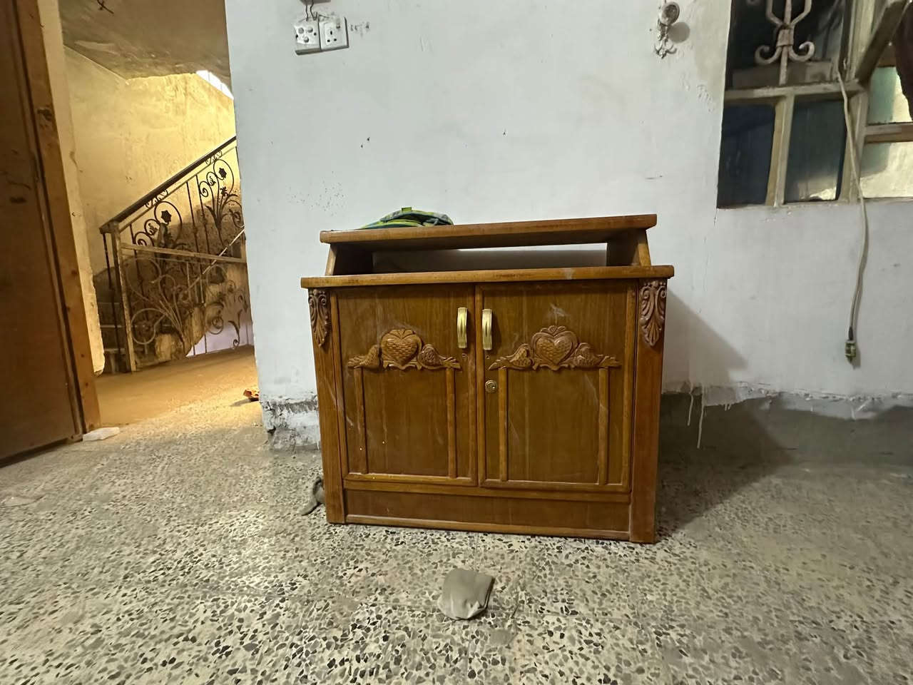 غرفه نوم ٦ بيبان جديده جديده استعمال اقل الشهر والله سويته ببمليونين و٢٠٠ واني رايده بمليون وونص الاستفسار ع هاذا الرقم ***********
