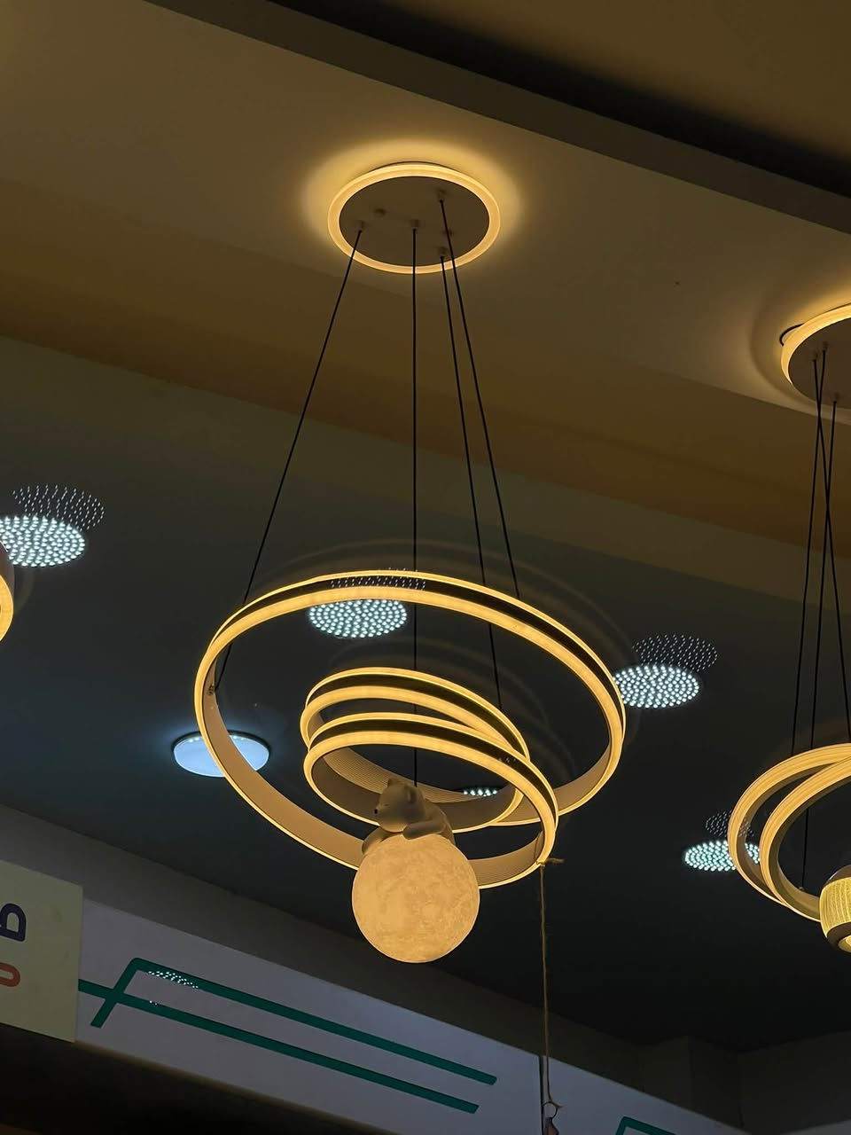 تعاليك مودرن اناره LED موديلات حديثه
الاسعار داخل الصور
ضمان المنتج سنه ٣ تحكمات اناره 
يوجد توصيل لجميع انحاء العراق ٥ الالف
*********** واتساب 
متوفرر جمله مفرد
